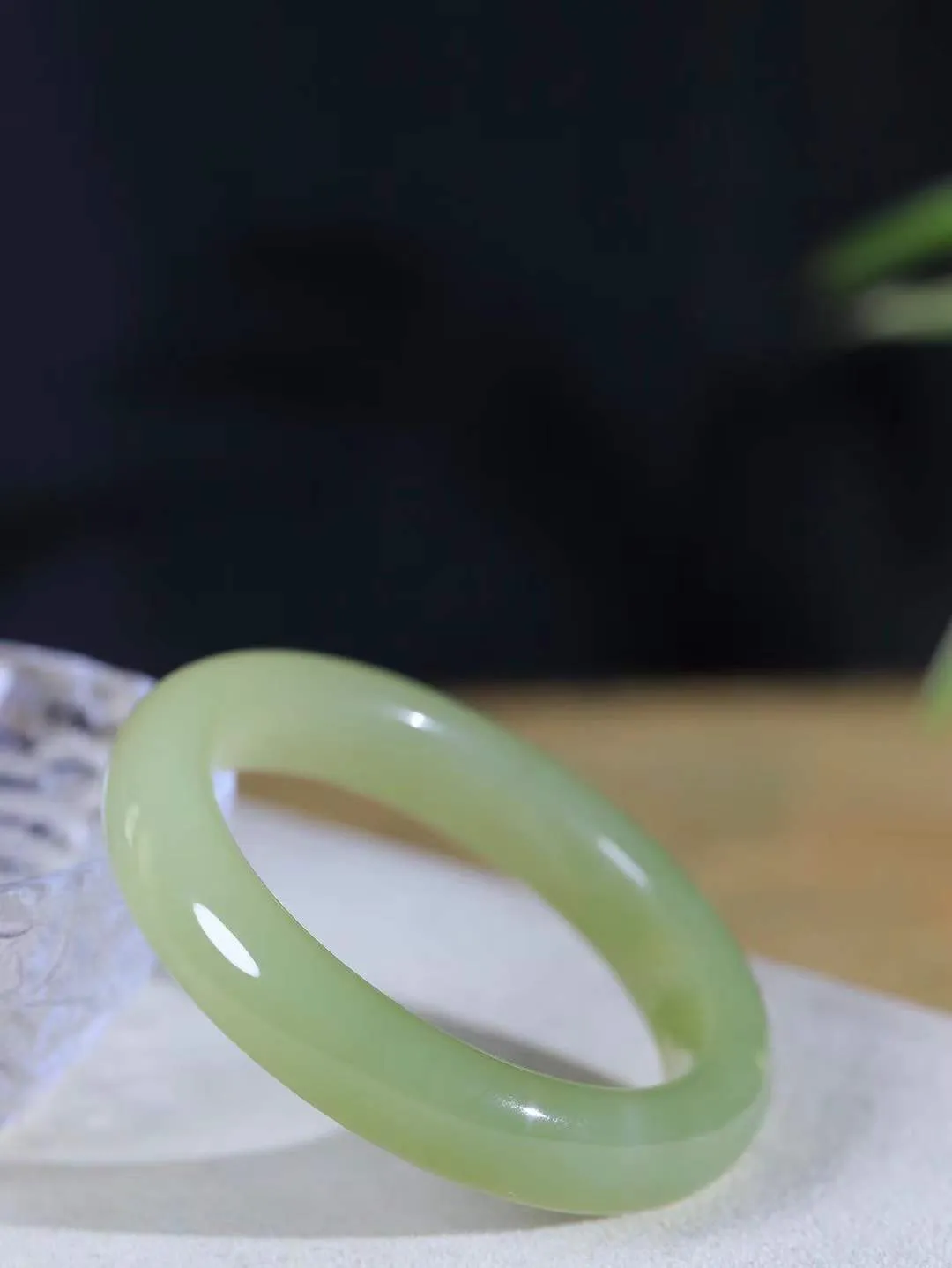 【温润于心.手镯】

精品️和田玉晴水手镯，如晴水般清澈，似晴空般纯净。每一缕纹理都诉说着大自然的馈赠，温润细腻，触手生温。佩戴它，仿佛将一片宁静的晴水湖戴在腕间，优雅从容，气质非凡。重59.6克  尺寸55-12.6-9.3mm  551102633A