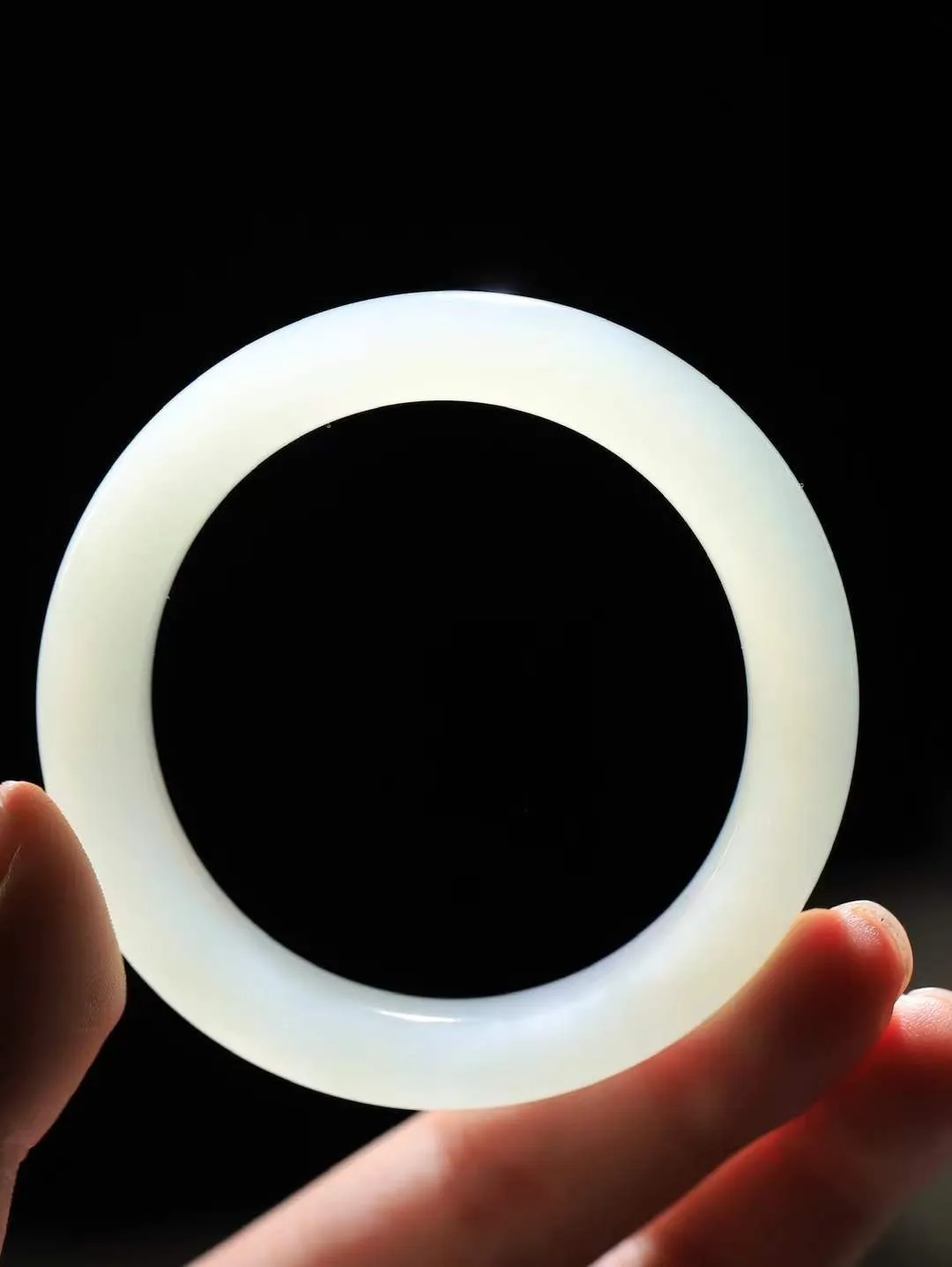 【玉佳人·手镯】

精品️和田玉冰底手镯 ，玉质细腻油润，做工细致精美，端庄素雅，亭亭玉立，芊芊素手。芊芊素手，怎能忘镯？秀美镯型，更显婀娜。内径52.4mm 尺寸8.9-8.5mm重43.9克691102780L