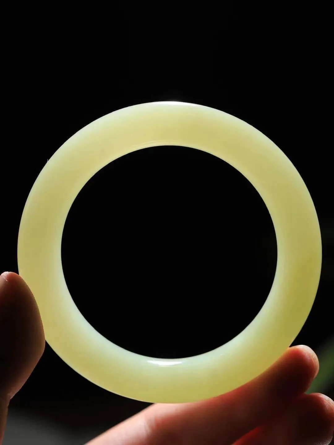 【玉佳人·手镯】

精品️和田玉浅黄口圆条手镯 ，玉质细腻油润，做工细致精美，端庄素雅，亭亭玉立，芊芊素手。芊芊素手，怎能忘镯？秀美圆条，更显婀娜。内径54.5mm 尺寸11.4-11.2mm重61.8克691102680A