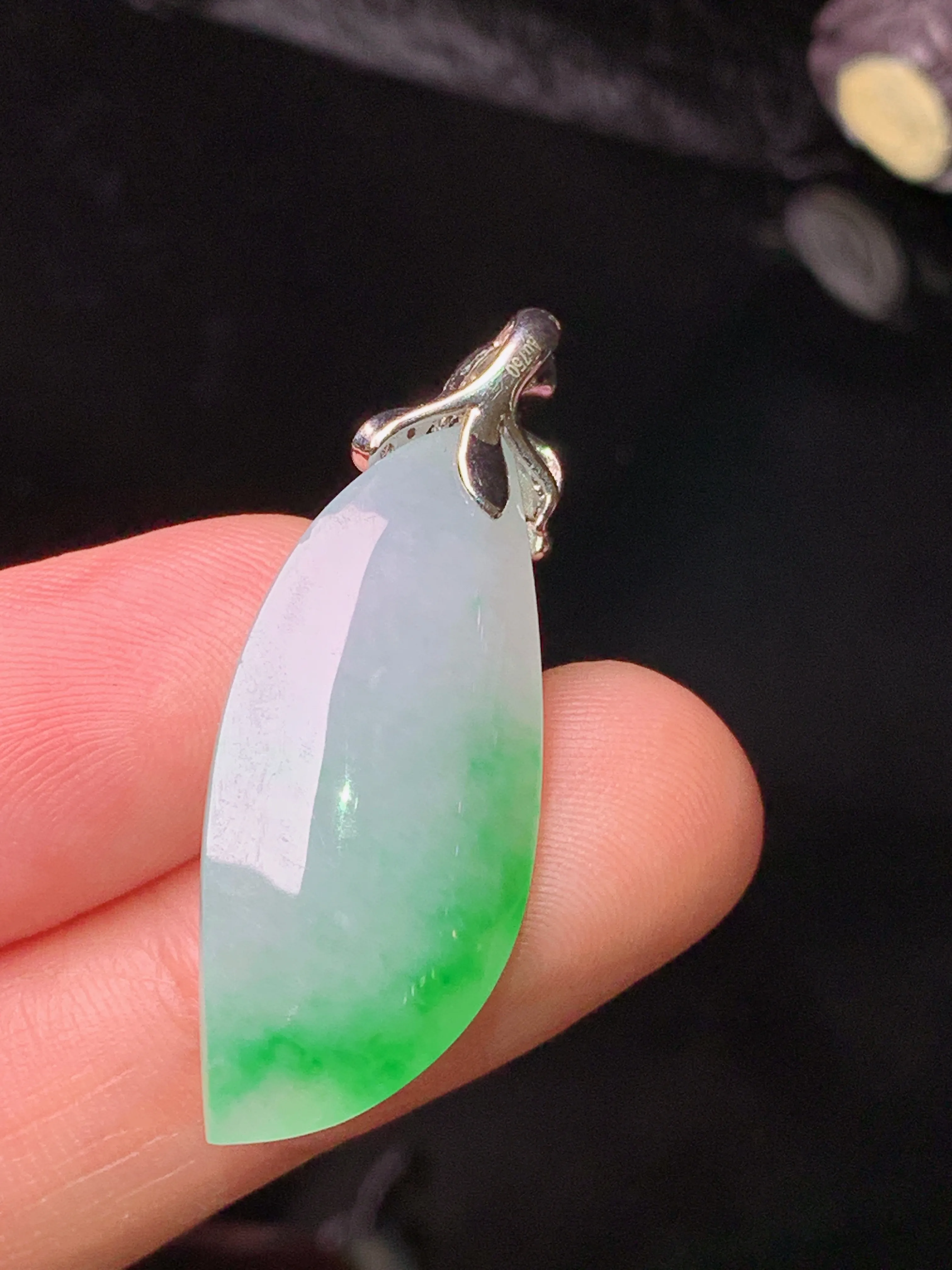 18k金钻镶嵌飘绿随形吊坠 玉质细腻 色泽艳丽清新 整体尺寸35.6*13.3*7.8