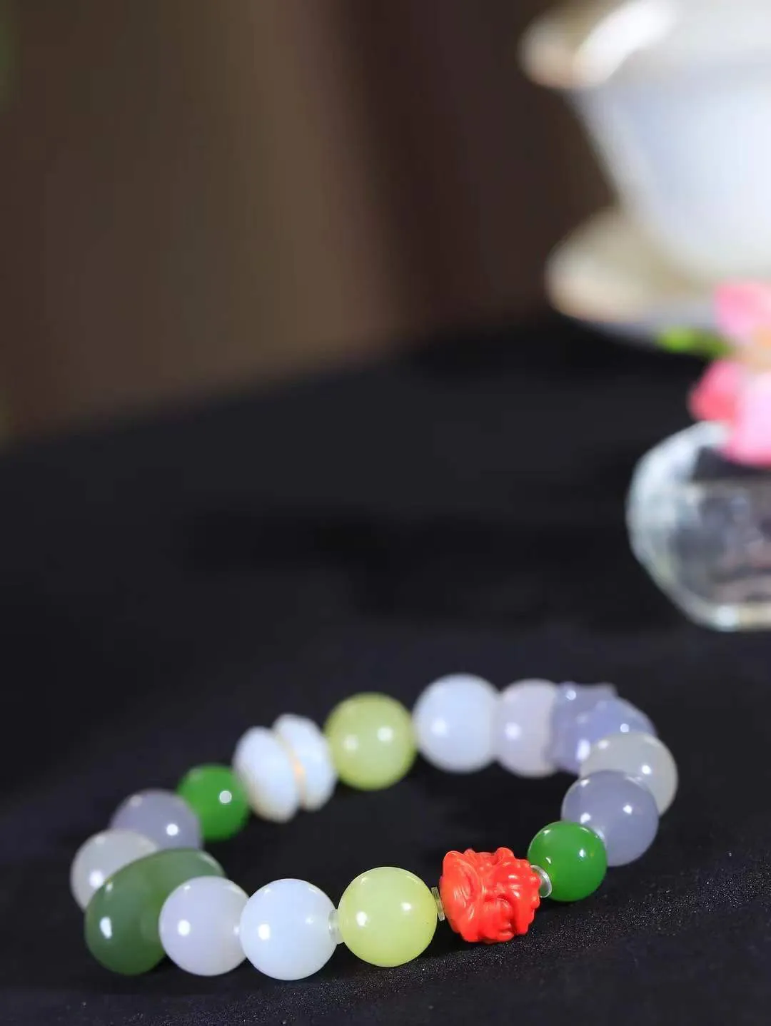 【多宝手串】

货头精选 和田玉多宝圆珠手串，每一颗玉石都凝聚自然的灵气与岁月的沉淀，寓意福禄寿喜，守护您的平安与幸福。佩戴它，感受千年玉文化的温润与优雅。重43克  尺寸取一11.8mm  781102754L