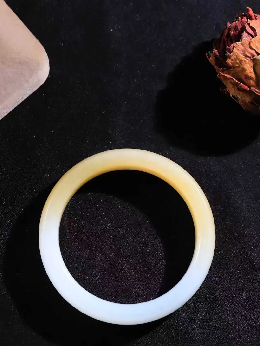 【暖玉生香·手镯】

精品️和田玉糖白玉手镯，质地油润细腻，色泽高贵典雅，镯型古朴典雅。在诗情画意的雨巷相遇，你是我腕间的一抹风情，有你眸有深情，清风荡漾湖间静水，我愿俯身低眉，在烟波涟漪处，寻你深情倩影。内径57mm 尺寸13.5-8.2mm 重58.6克451102032A