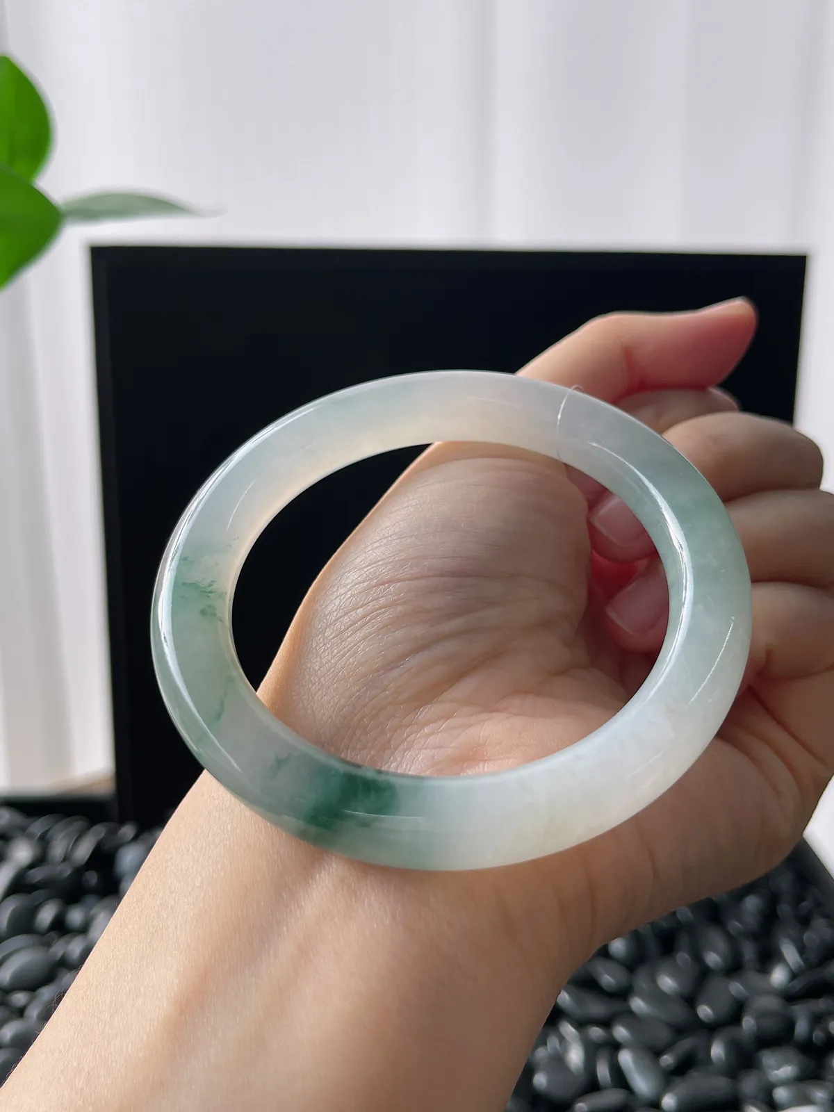 圆镯55.8圈口，翡翠冰糯种飘花手镯