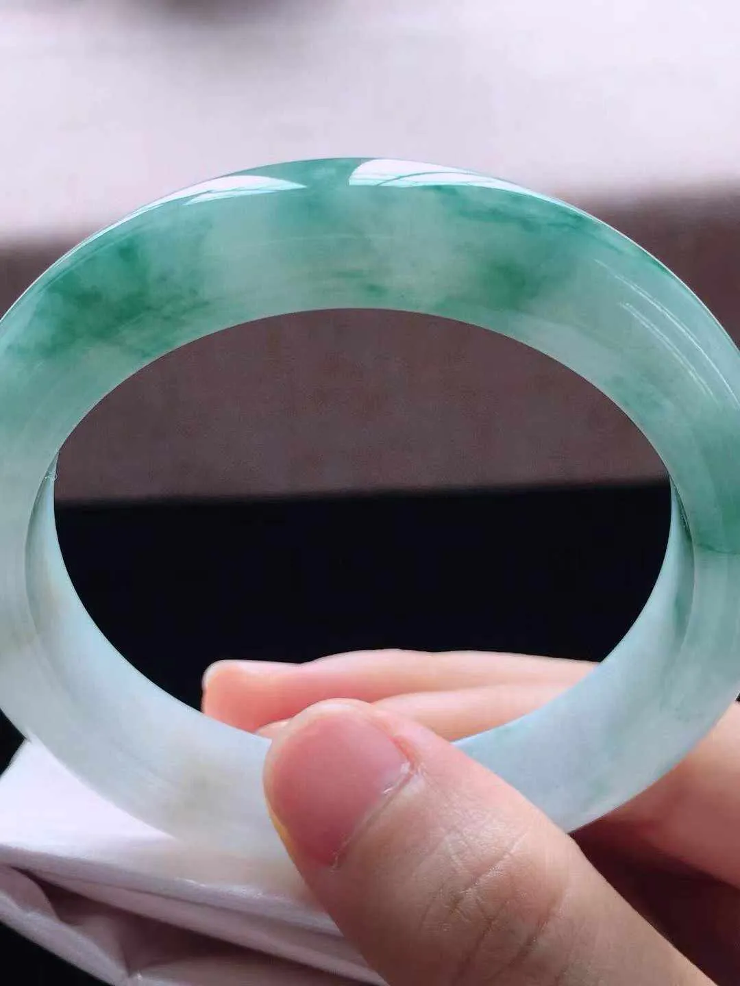 【翡翠名称】老种冰飘花55正圈口翡翠手镯
【翡翠尺寸】55*12*8.8mm适合54-56正圈口佩戴