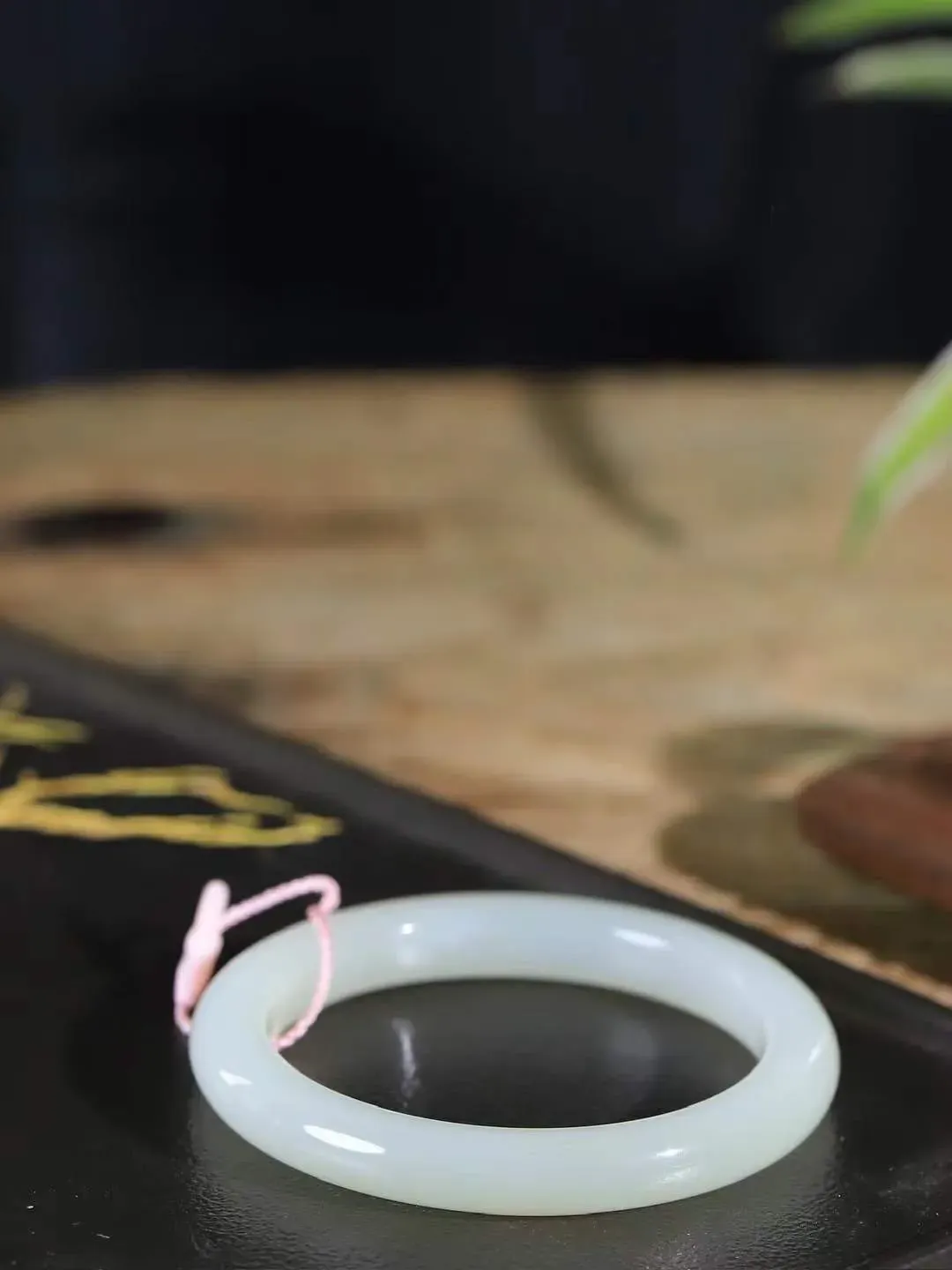 [温润如玉.手镯]

精品和田玉手镯。玉质温润细腻 油性十足 手感舒适，高华雅逸，线条流畅，简约大气