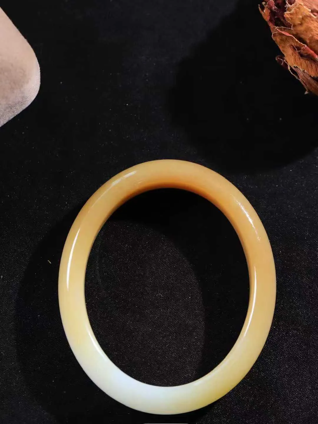 【贵妃镯.玉腕清响】    

精品和田玉糖白玉贵妃镯，玉质温润细腻 油性十足 相传杨贵妃十分