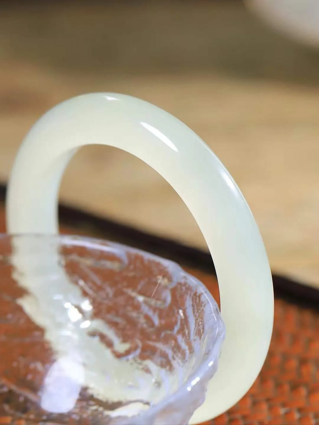 【玉佳人·手镯】

精品️和田玉冰底手镯 ，玉质细腻油润，做工细致精美，端庄素雅，亭亭玉立，芊芊素手。芊芊素手，怎能忘镯？秀美镯型，更显婀娜。内径52.4mm 尺寸8.9-8.5mm重43.9克691102780L