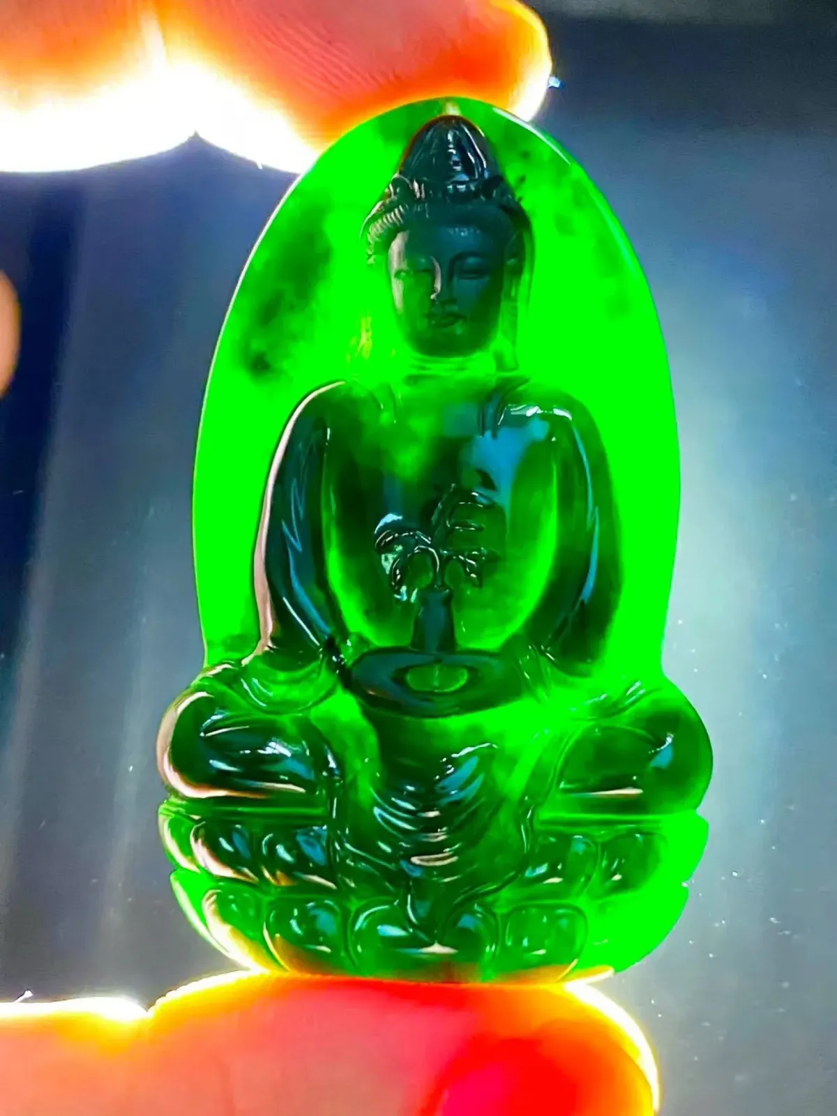 墨翠【素衣观音】细腻干净，黑度好，性价比高，雕工精湛，打灯透绿.