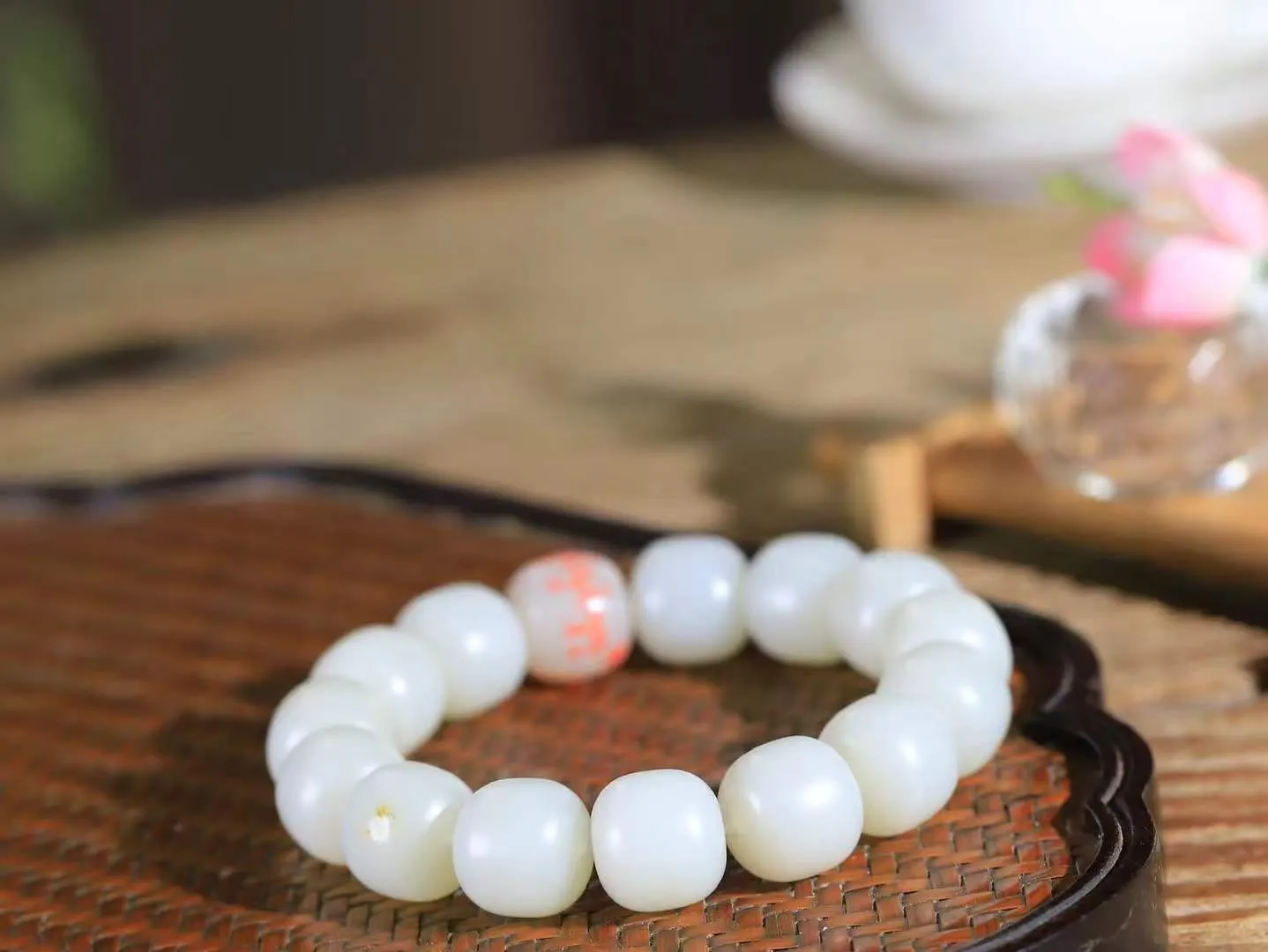 （老型珠.手串）

新疆和田籽料老型珠手串，也可做手持，玉质细腻油润 饱满光滑 质朴无华，悠远简单