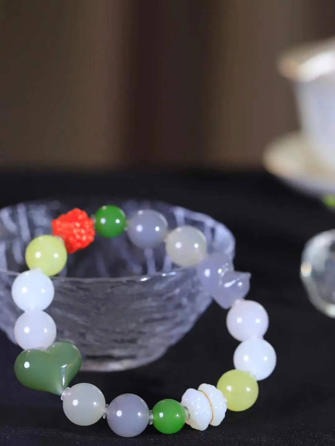 【多宝手串】

货头精选 和田玉多宝圆珠手串，每一颗玉石都凝聚自然的灵气与岁月的沉淀，寓意福禄寿喜，守护您的平安与幸福。佩戴它，感受千年玉文化的温润与优雅。重43克  尺寸取一11.8mm  781102754L