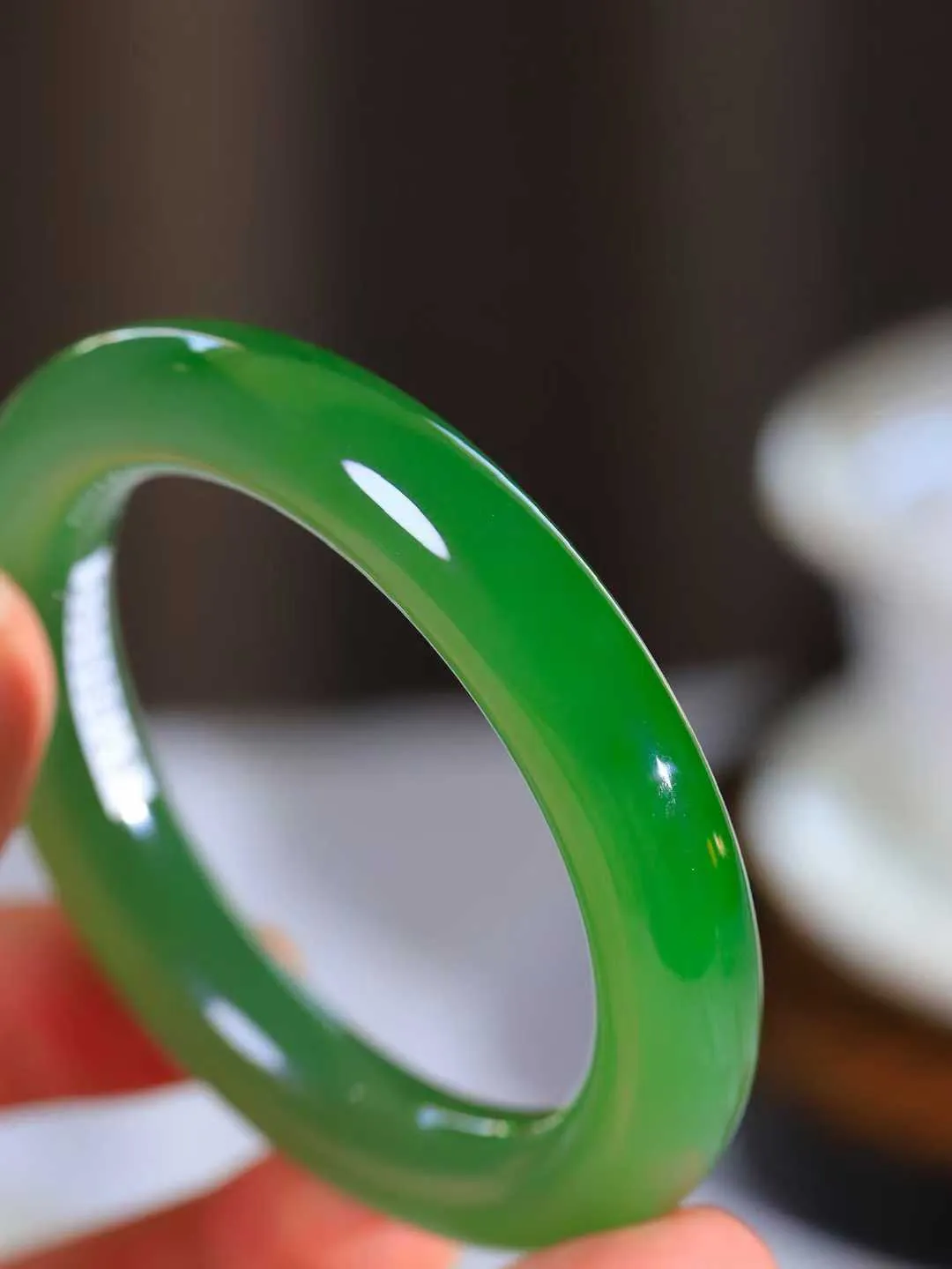 【悠悠芳华.镯】

典藏级臻品和田玉碧玉微猫眼圆条手镯 玉质温润 青葱岁月，尽收腕中，婉转流畅，凝岁月悠长。盈一眸恬淡，挽一抹绿意。重60克 内径53mm尺寸11.4-11.2mm561151913T