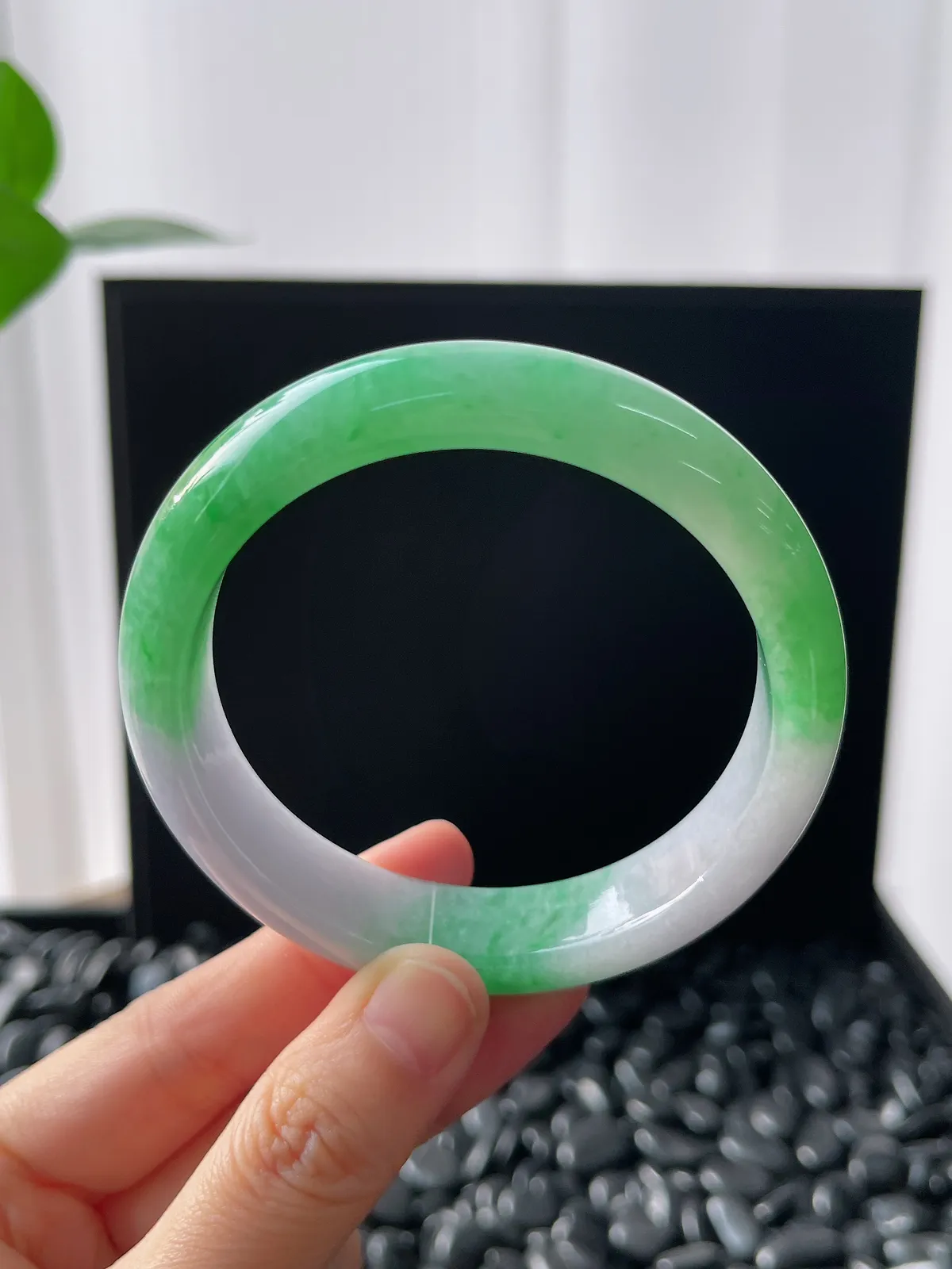 正圈57.8圈口，翡翠糯化种飘绿手镯