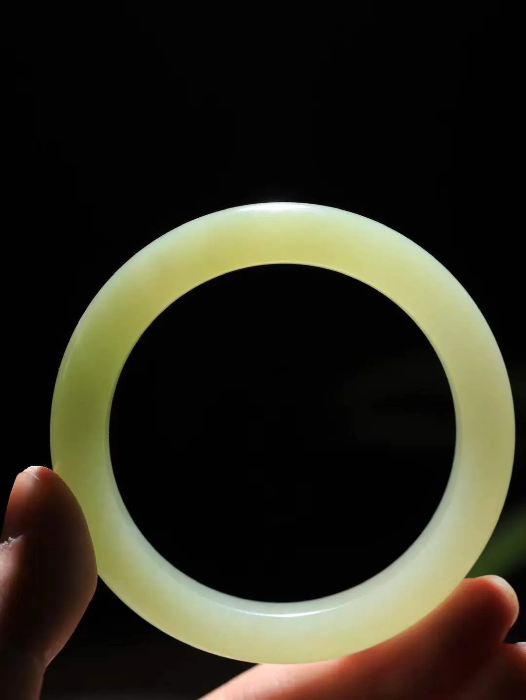 【温润于心.手镯】

精品️和田玉晴水手镯，如晴水般清澈，似晴空般纯净。每一缕纹理都诉说着大自然的馈赠，温润细腻，触手生温。佩戴它，仿佛将一片宁静的晴水湖戴在腕间，优雅从容，气质非凡。重59.6克  尺寸55-12.6-9.3mm  551102633A