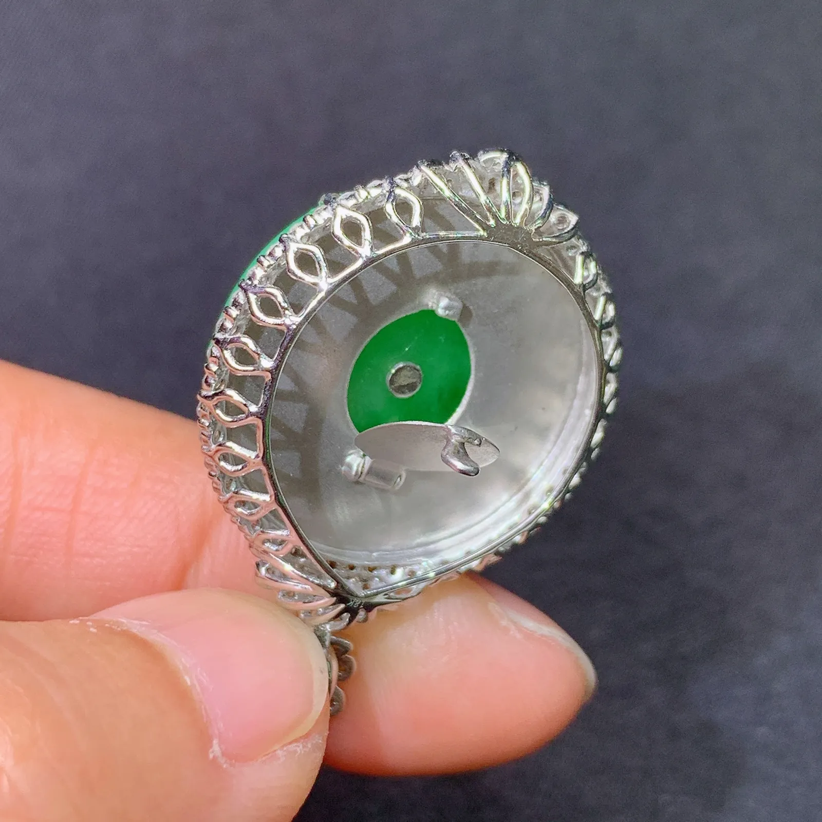 翠绿平安扣吊坠，18k金镶嵌，色泽鲜阳，冰润细腻，种水足 尺寸35*22.6*7.5