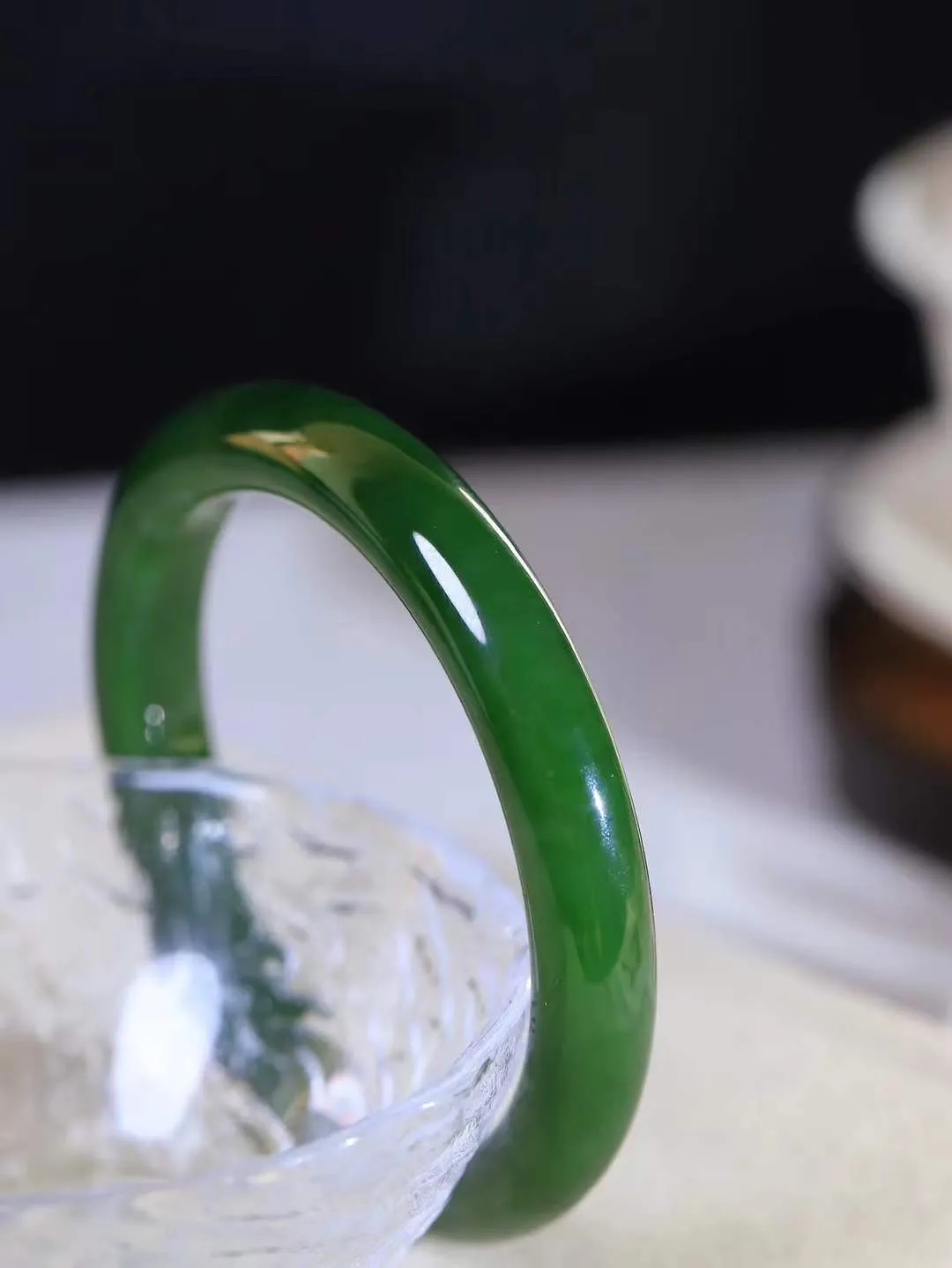 【碧波流转·手镯】

收藏级️和田玉碧玉手镯，玉质细腻温润，手感舒适，️线条流畅，简约大气，美自天成，佩戴于腕间，婉约之美，举手投足间透出那份低调奢华，醉人心扉。
重57.5克 内径圈口62mm尺寸10.8-9.4mm  FDA-131102708