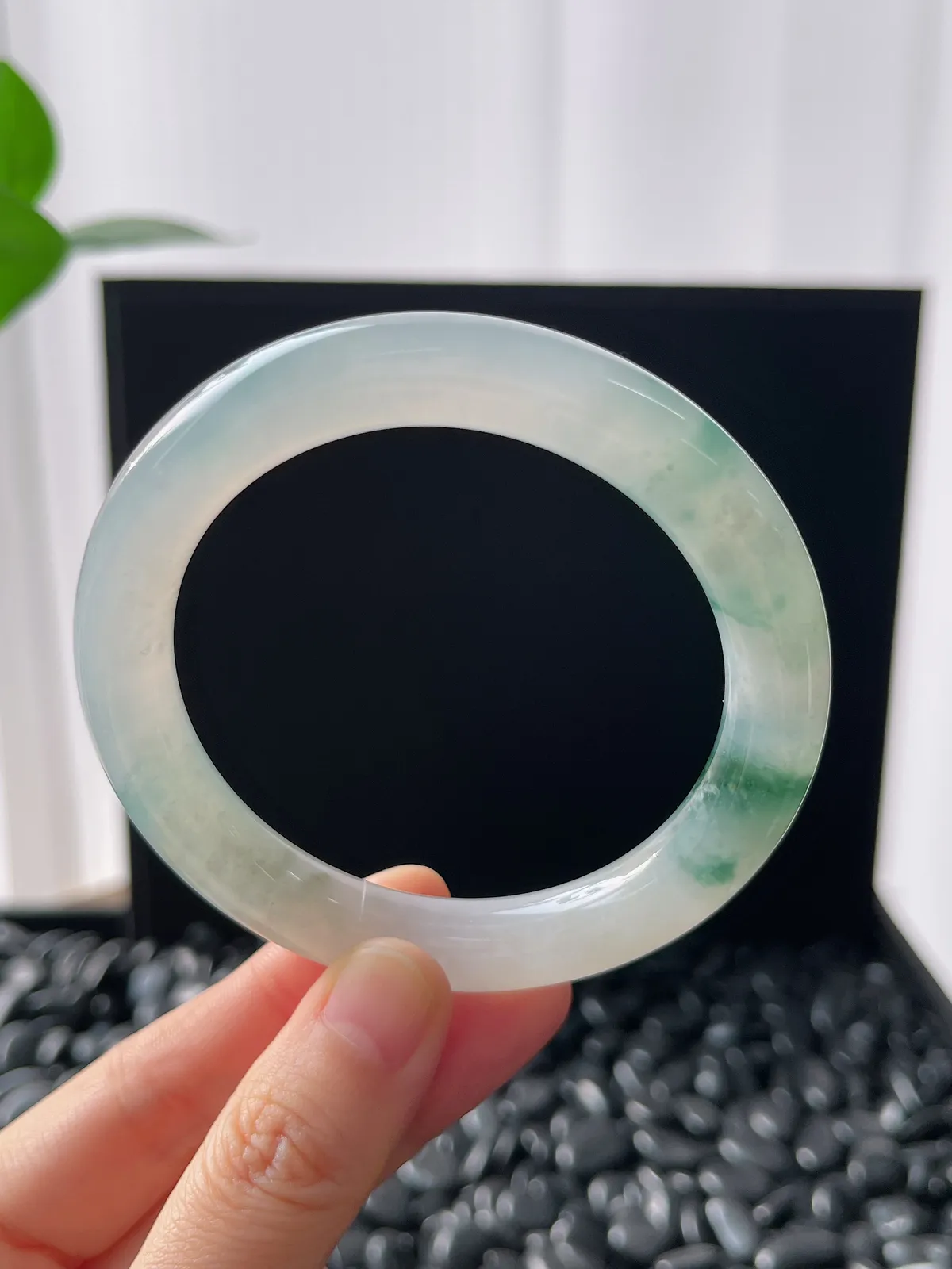 圆镯55.8圈口，翡翠冰糯种飘花手镯