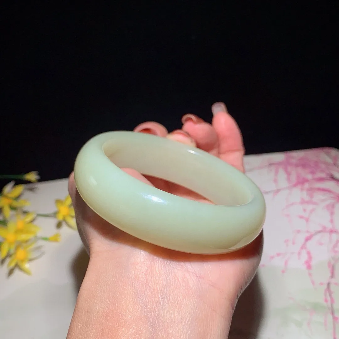 黄口料！和田玉57圈口黄口料宽版手镯，玉质细腻油润 底色纯净 无裂无杂 脂粉好，品质高！