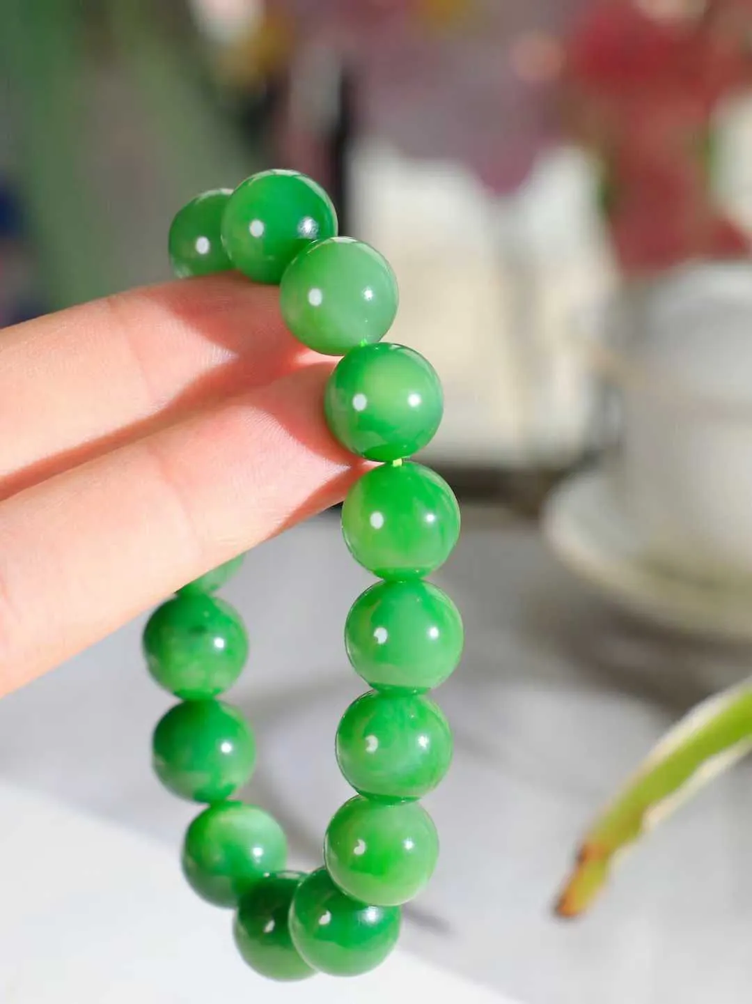 【腕间风华.手串】

精品和田玉碧玉圆珠手串，天然纯净，玉质细腻，圆润如珠，佩戴于腕间，尽显高贵气质。无论是日常搭配还是重要场合，都是您优雅风范的点睛之笔。重54.9克  尺寸取一13mm  21301268O