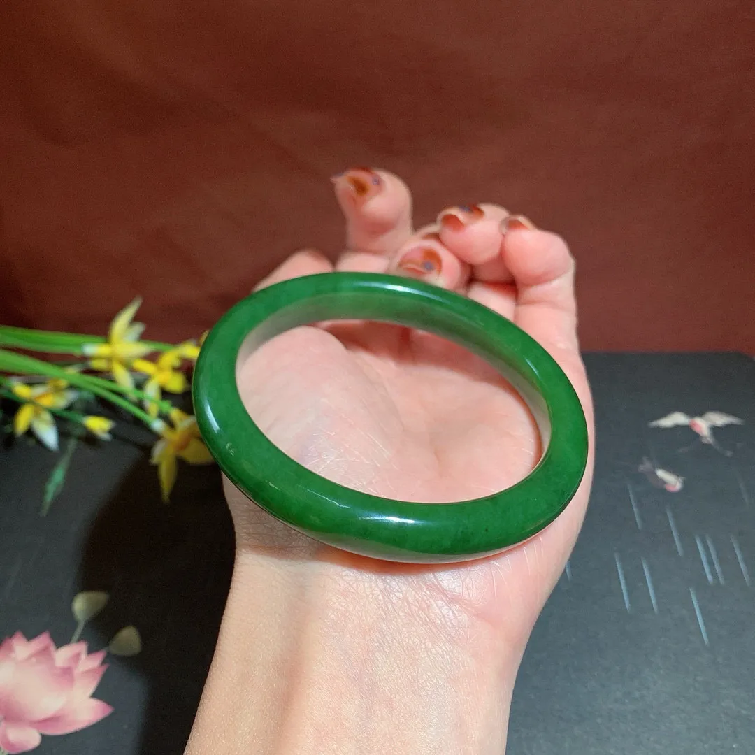 和田玉58.7圈口菠菜绿碧玉手镯！玉质细腻油润 底色纯净 无裂无棉 脂粉好，品质高