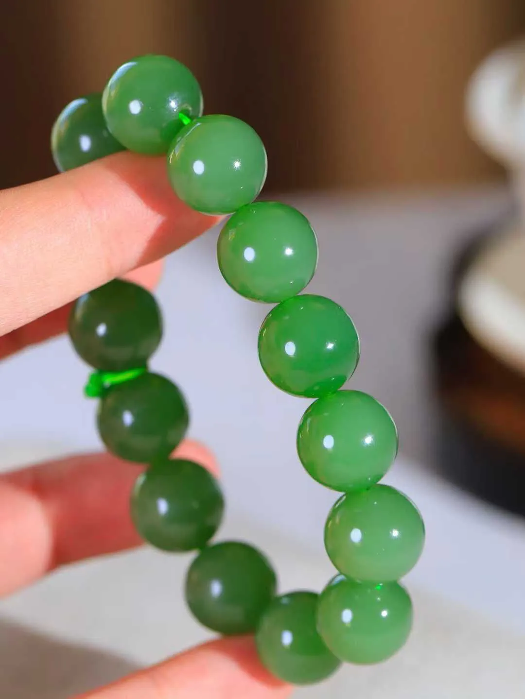 【珠圆玉润.手串】

精品和田玉碧玉珠圆玉润手串 玉质温润细腻  整串打磨圆润，佩戴舒适。珠珠落玉盘，间关莺语花底滑，一生美好时光，无论身在何处，都有它相伴相守。事事顺遂，幸福美满，吉祥如意。重59.2克   尺寸取一13.8mm   FDL-691151900