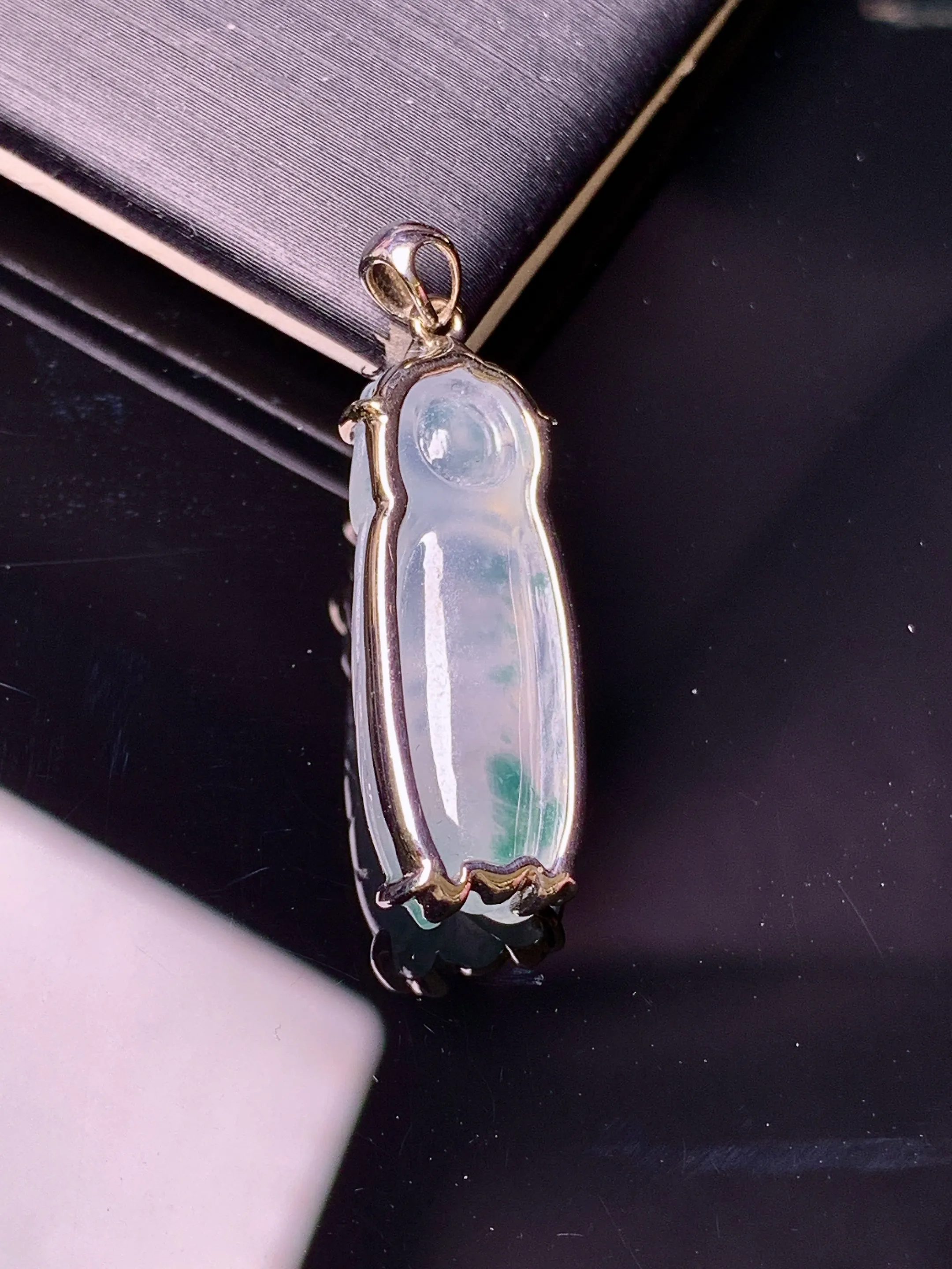 18k金镶嵌飘绿金蝉吊坠 玉质细腻 色泽艳丽清新 整体尺寸29.5*9.2*5.8