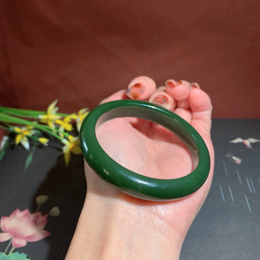 和田玉55圈口菠菜绿碧玉手镯，玉质细腻油润 底色纯净 无裂无杂 脂粉好，品质高