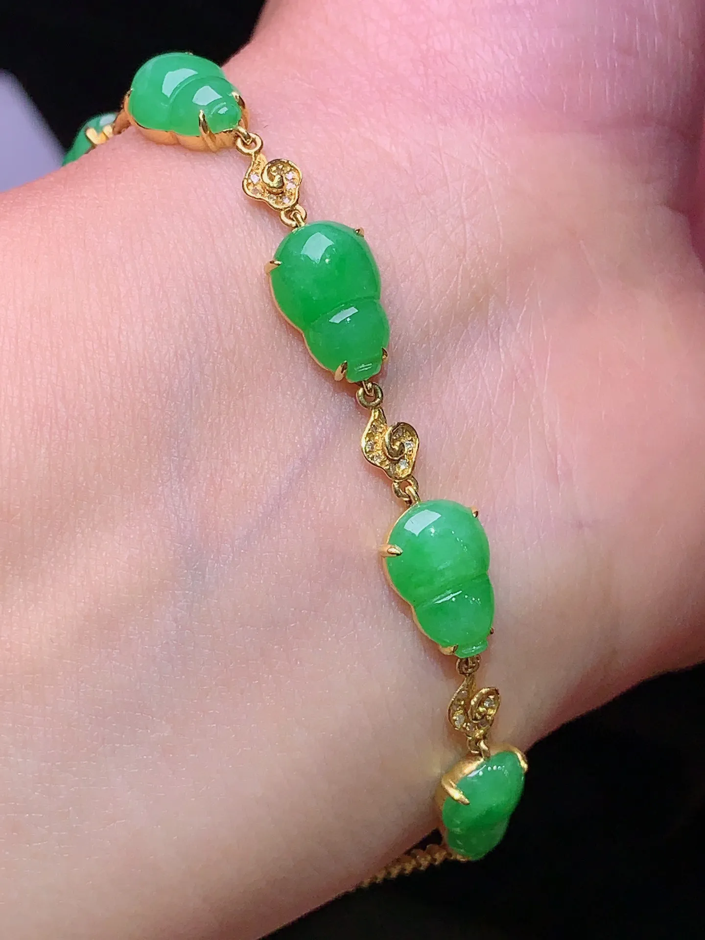 18k金钻镶嵌满绿葫芦手链 玉质细腻 色泽艳丽清新 整体尺寸90.8*7.3*5.2