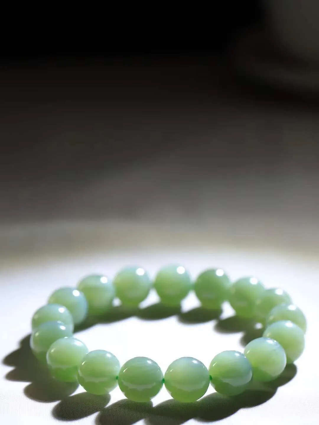 【珠圆玉润.手串】

精品和田玉碧玉珠圆玉润手串 玉质温润细腻  整串打磨圆润，佩戴舒适。珠珠落玉盘，间关莺语花底滑，一生美好时光，无论身在何处，都有它相伴相守。事事顺遂，幸福美满，吉祥如意。重46.1克   尺寸取一11.9mm   FDL-311142786