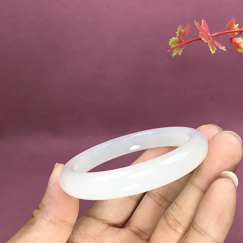 和田玉63.5圈口羊脂白手镯，玉质细腻油润 底色纯净 无裂无杂 脂粉好，品质好