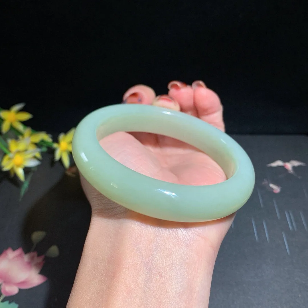 和田玉61圈口青白色手镯，玉质细腻油润 底色纯净 无裂无杂 脂粉好，品质好！