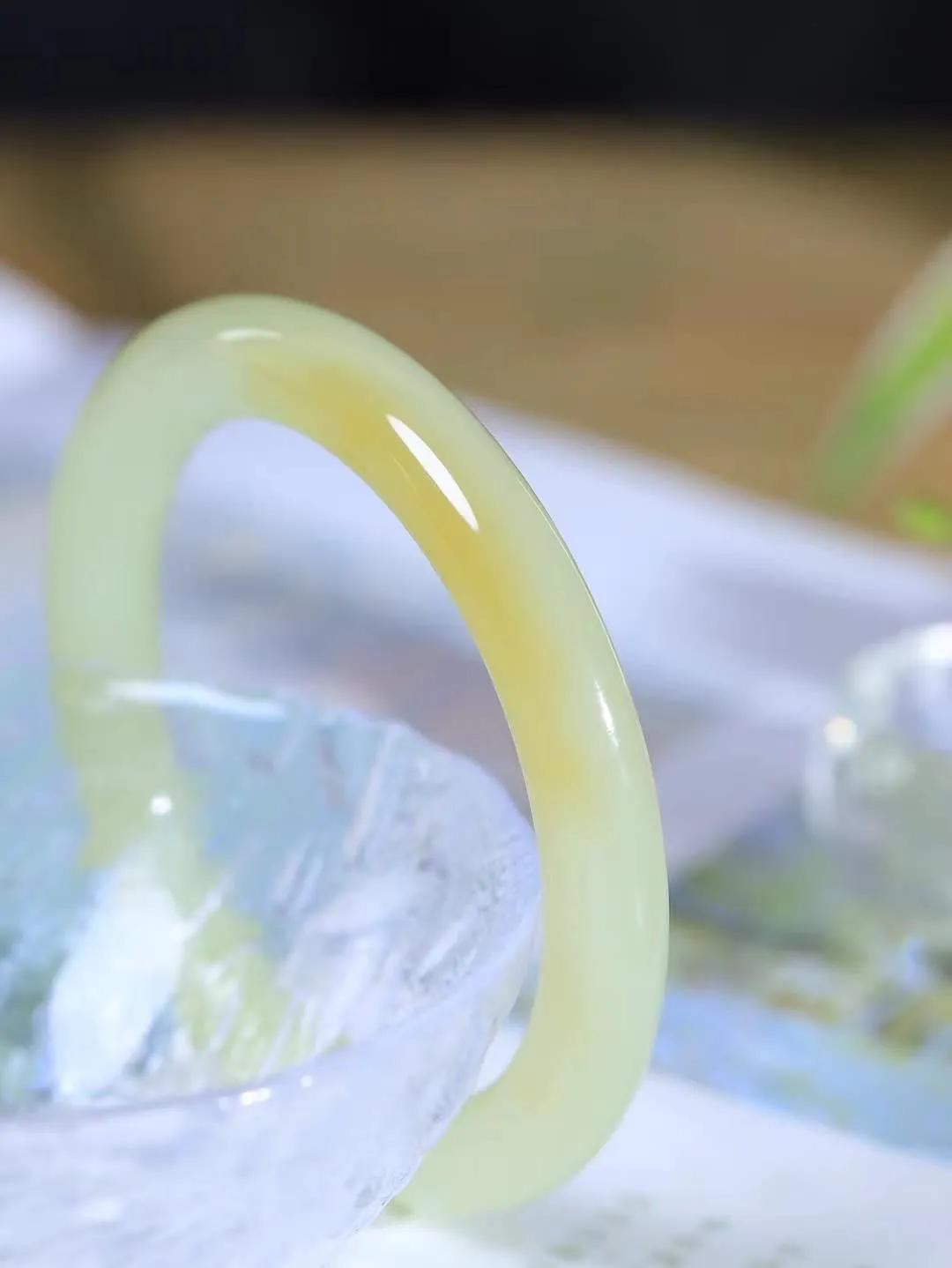 【诗情画意.手镯】

精品和田玉糖白玉点墨手镯   细腻油脂,手感润滑。意韵飘渺，温雅细腻，工艺精湛，️氤氲诗意的美跃然于手腕之间，给人以出尘的风雅，优美脱俗，气质非凡。重41克 内径55mm尺寸8.8-9.6mm  221102600A