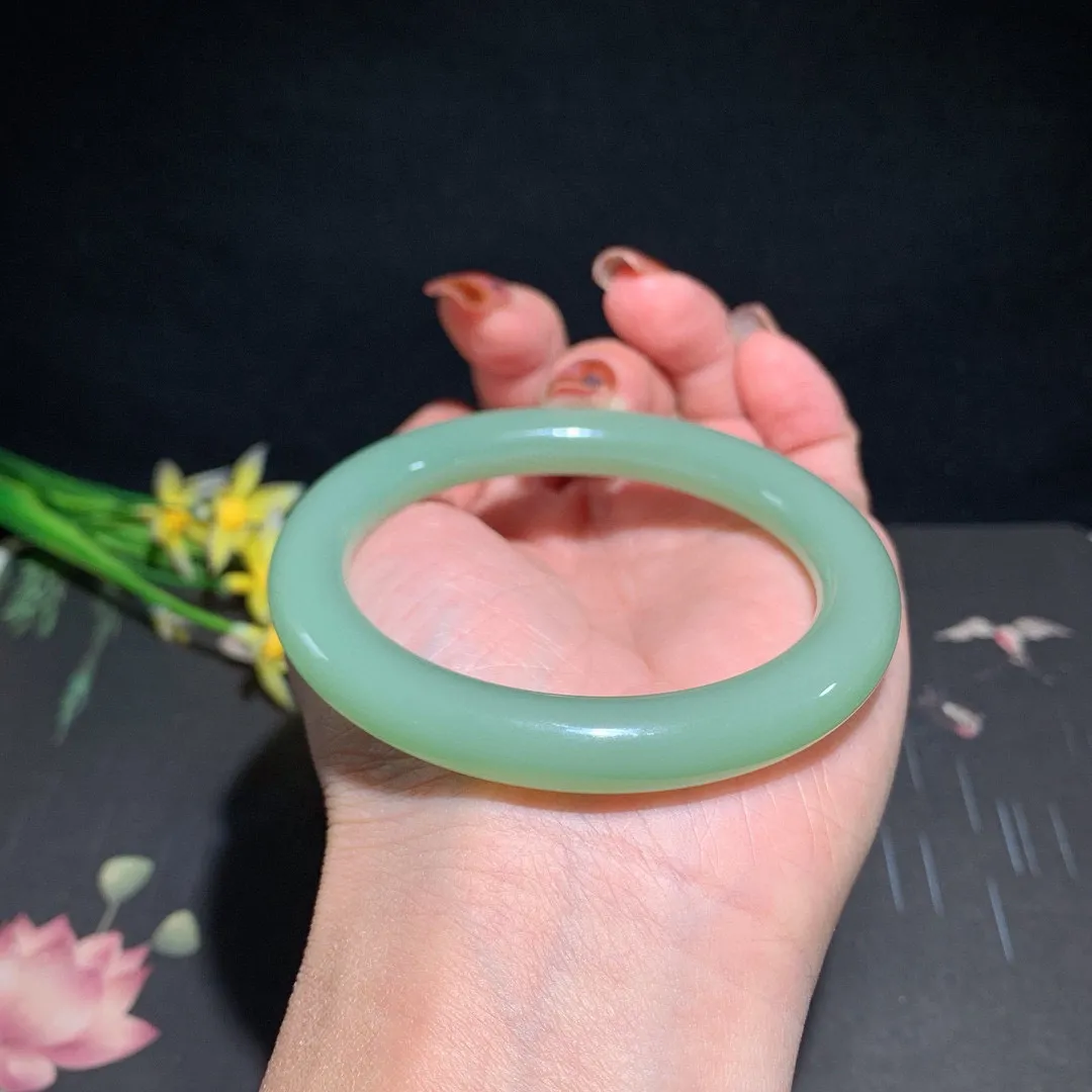 粉青色！和田玉55圈口冰底起荧光粉青圆条手镯，玉质细腻油润 底色纯净 无裂无杂 无结构 脂粉好，品质