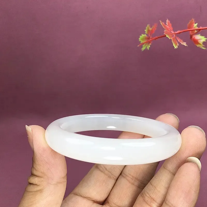 和田玉63.5圈口羊脂白手镯，玉质细腻油润 底色纯净 无裂无杂 脂粉好，品质好