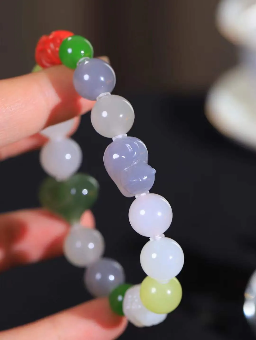 【多宝手串】

货头精选 和田玉多宝圆珠手串，每一颗玉石都凝聚自然的灵气与岁月的沉淀，寓意福禄寿喜，守护您的平安与幸福。佩戴它，感受千年玉文化的温润与优雅。重43克  尺寸取一11.8mm  781102754L