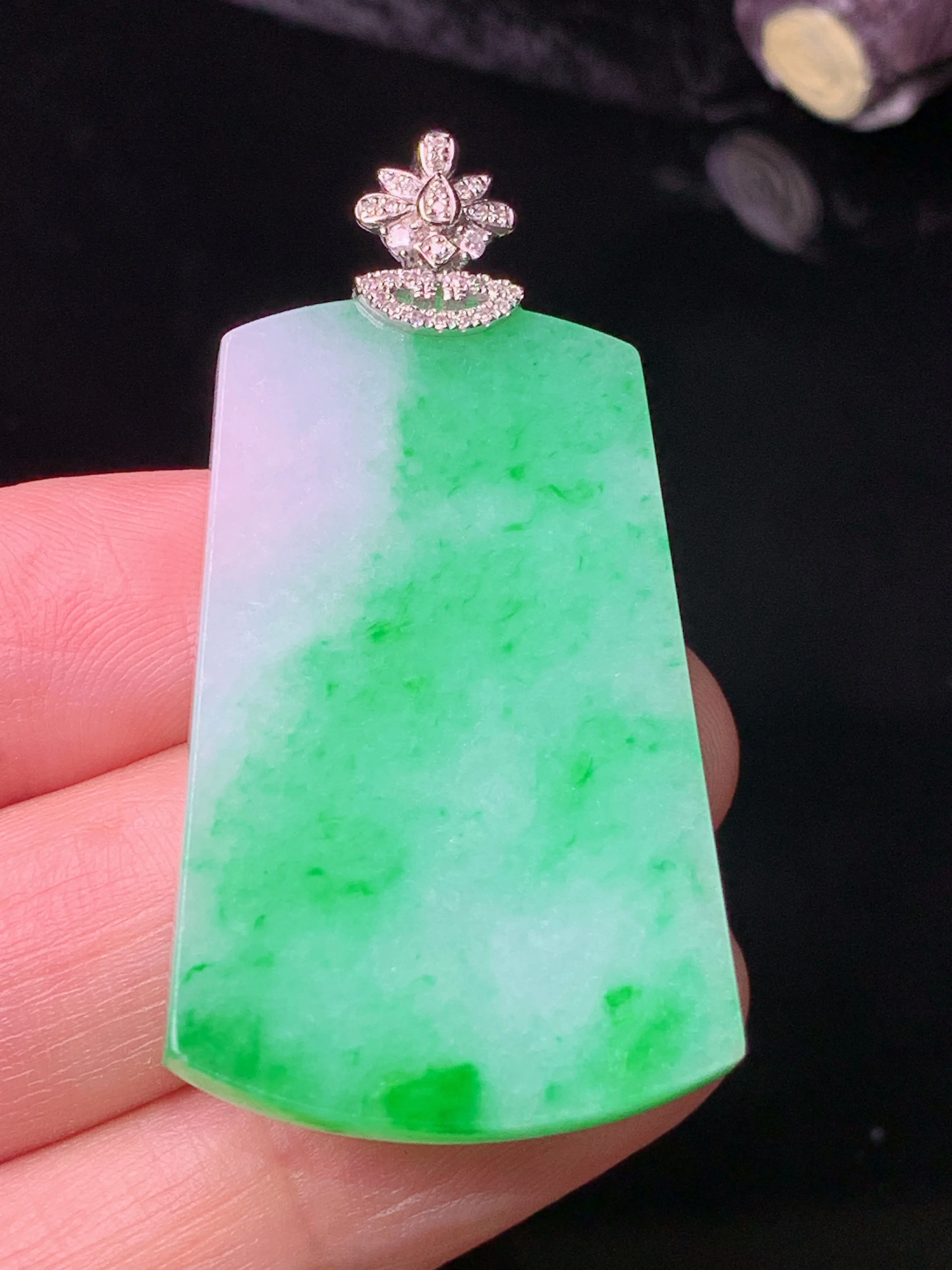 18k金钻镶嵌翠绿无事牌吊坠 玉质细腻 色泽艳丽清新 整体尺寸47.6*24.2*3.7