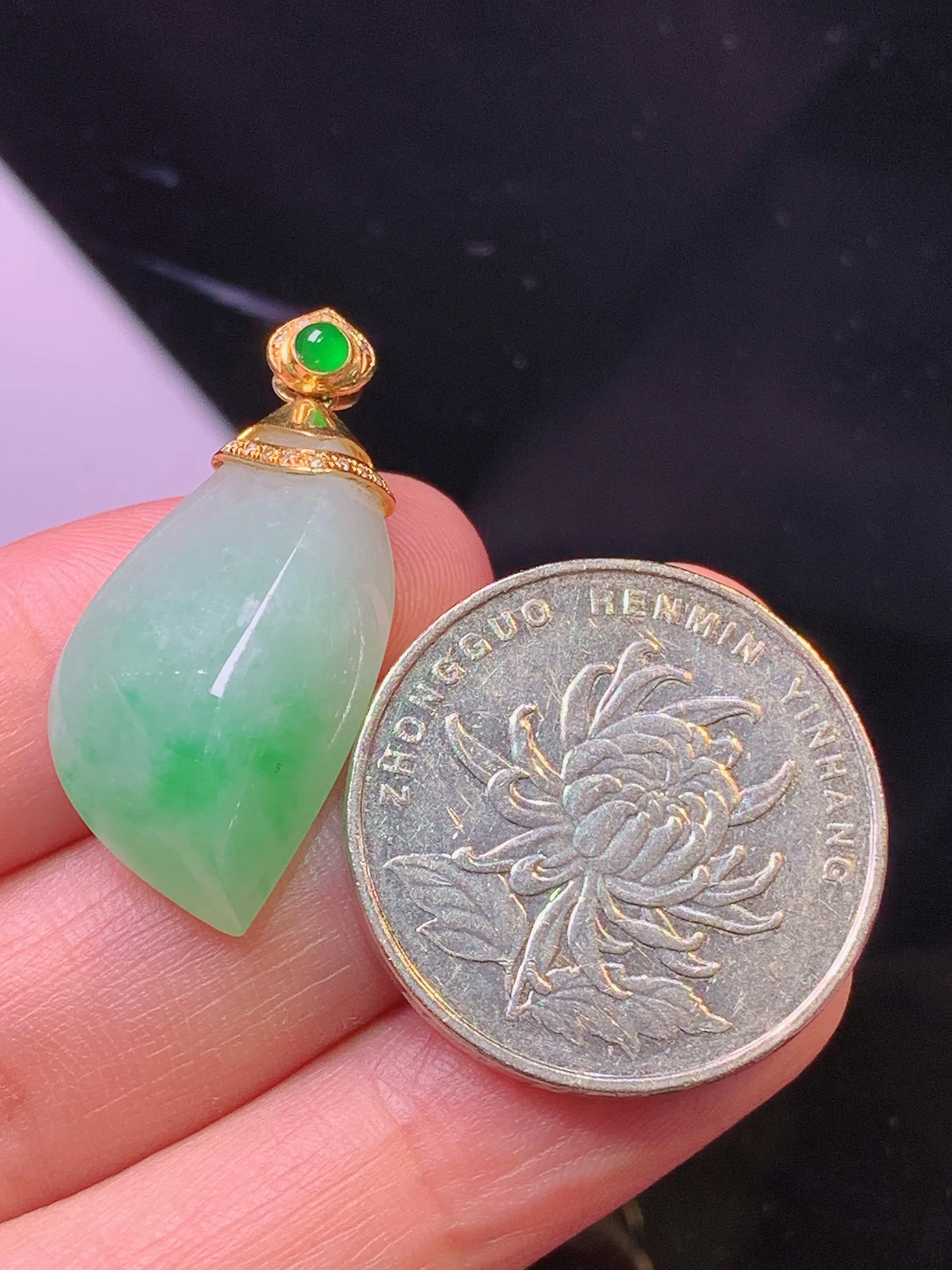 18k金钻镶嵌飘绿随形吊坠 玉质细腻 色泽艳丽清新 整体尺寸30.8*13.7*9.5