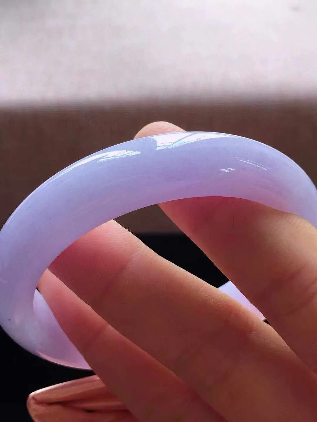 【翡翠名称】老种紫罗兰飘53正圈口翡翠手镯，
【翡翠尺寸】53*12.2*8mm适合52-54正圈口佩戴
【翡翠描述】缅甸天然翡翠A货，种老水足，玉质细腻，色泽靓丽，性价比高，佩戴效果好！