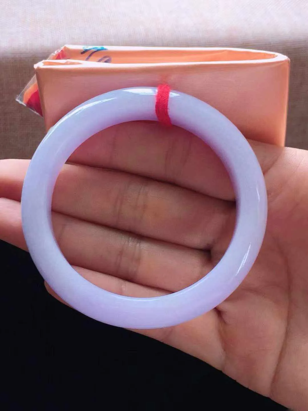 【翡翠名称】老种紫罗兰飘53正圈口翡翠手镯，
【翡翠尺寸】53*12.2*8mm适合52-54正圈口佩戴
【翡翠描述】缅甸天然翡翠A货，种老水足，玉质细腻，色泽靓丽，性价比高，佩戴效果好！