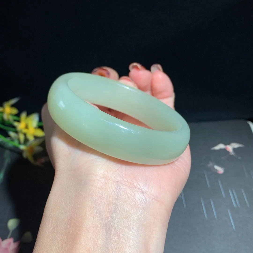 和田玉55.5圈晴水色手镯！清水色！玉质细腻油润 底色纯净  无裂无杂 脂粉好，品质高