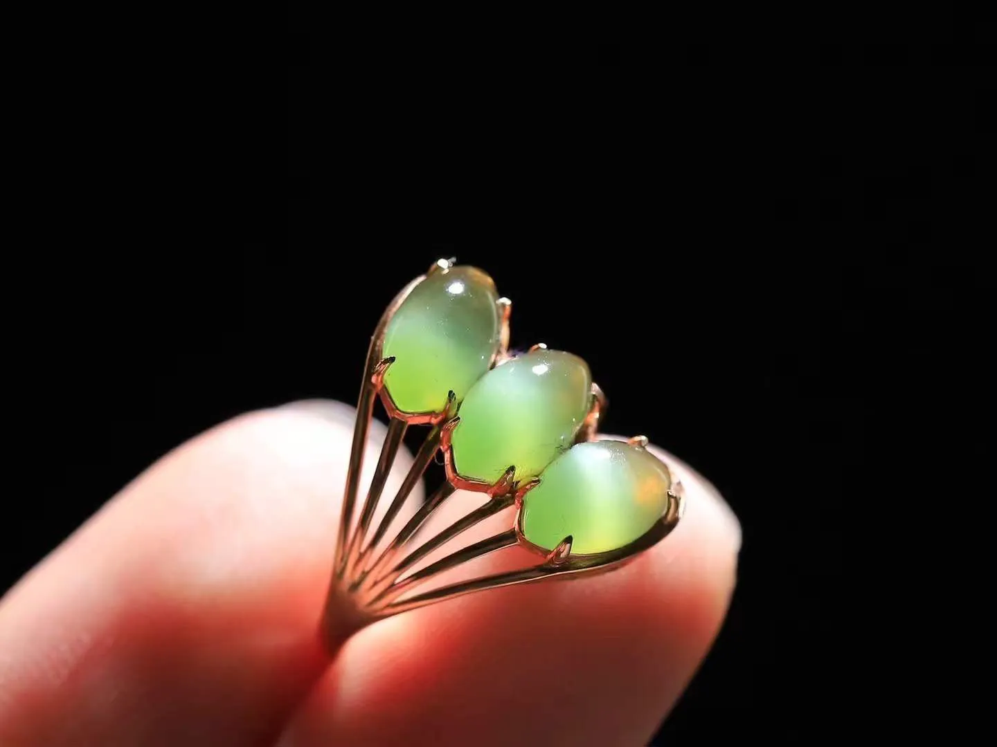 【金镶玉.戒指】

精品和田玉碧玉猫眼18k金戒指 玉质细腻温润 油性十足 ，不论时光如何流转变化，这枚戒指始终闪耀着最初的光芒。精工镶嵌18K金 （保真金 可检测贵金属18K金） 重2.5克 尺寸16.7-18-6mm 231122736A