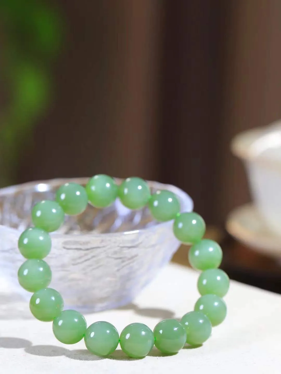 【珠圆玉润.手串】

精品和田玉碧玉珠圆玉润手串 玉质温润细腻  整串打磨圆润，佩戴舒适。珠珠落玉盘，间关莺语花底滑，一生美好时光，无论身在何处，都有它相伴相守。事事顺遂，幸福美满，吉祥如意。重46.1克   尺寸取一11.9mm   FDL-311142786