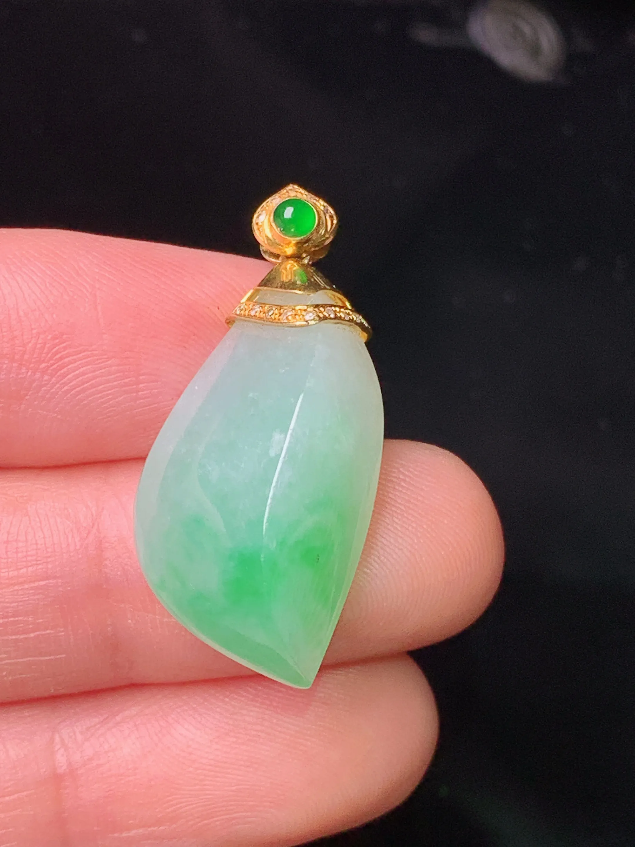 18k金钻镶嵌飘绿随形吊坠 玉质细腻 色泽艳丽清新 整体尺寸30.8*13.7*9.5