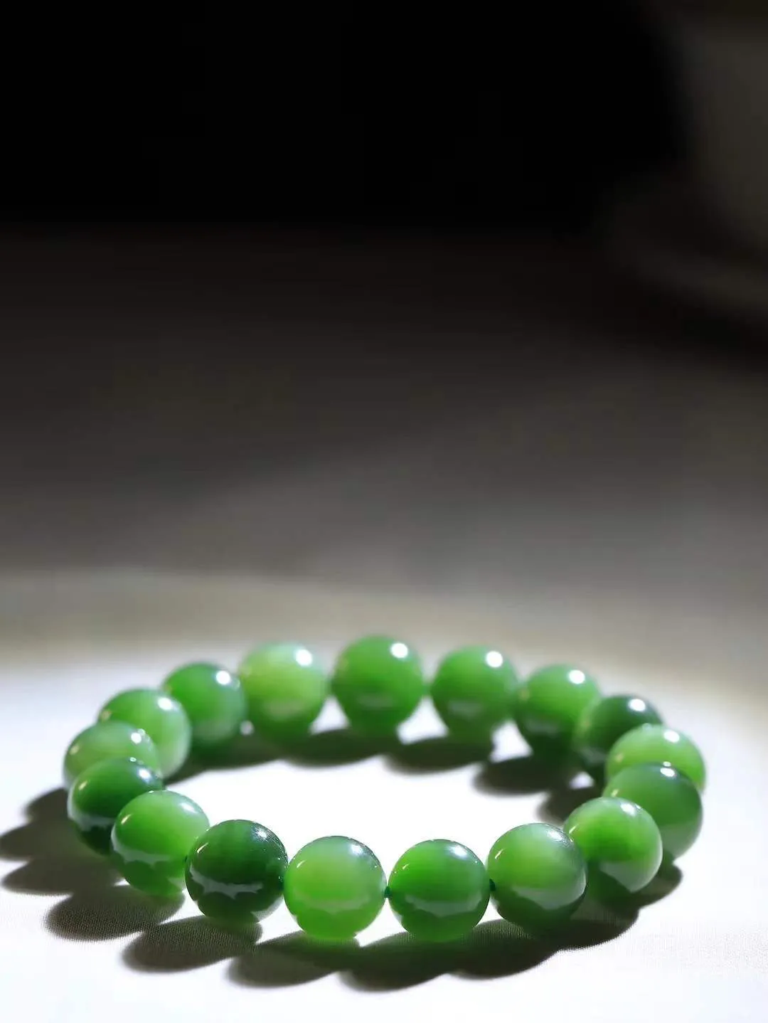 【珠圆玉润.手串】

精品和田玉碧玉微猫眼珠圆玉润手串 玉质温润细腻  整串打磨圆润，佩戴舒适。珠珠落玉盘，间关莺语花底滑，一生美好时光，无论身在何处，都有它相伴相守。事事顺遂，幸福美满，吉祥如意。重47.2克   尺寸取一11.4mm   FDL-691152700