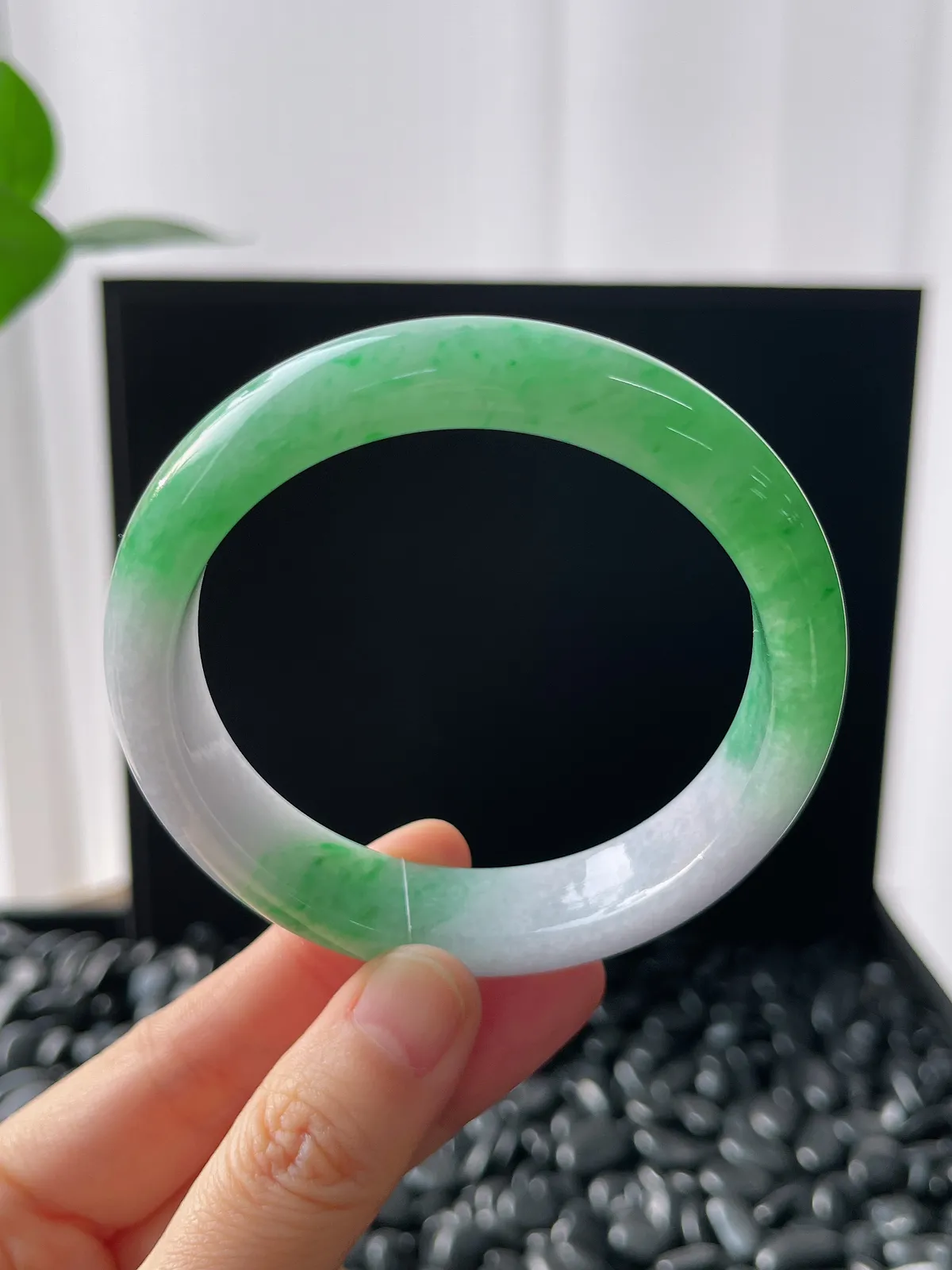 正圈57.8圈口，翡翠糯化种飘绿手镯