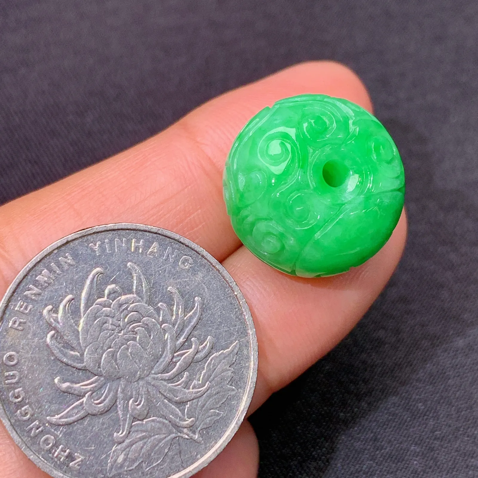 阳绿雕花平安扣，冰润色阳，玉质细腻，种水足 尺寸17*11.5