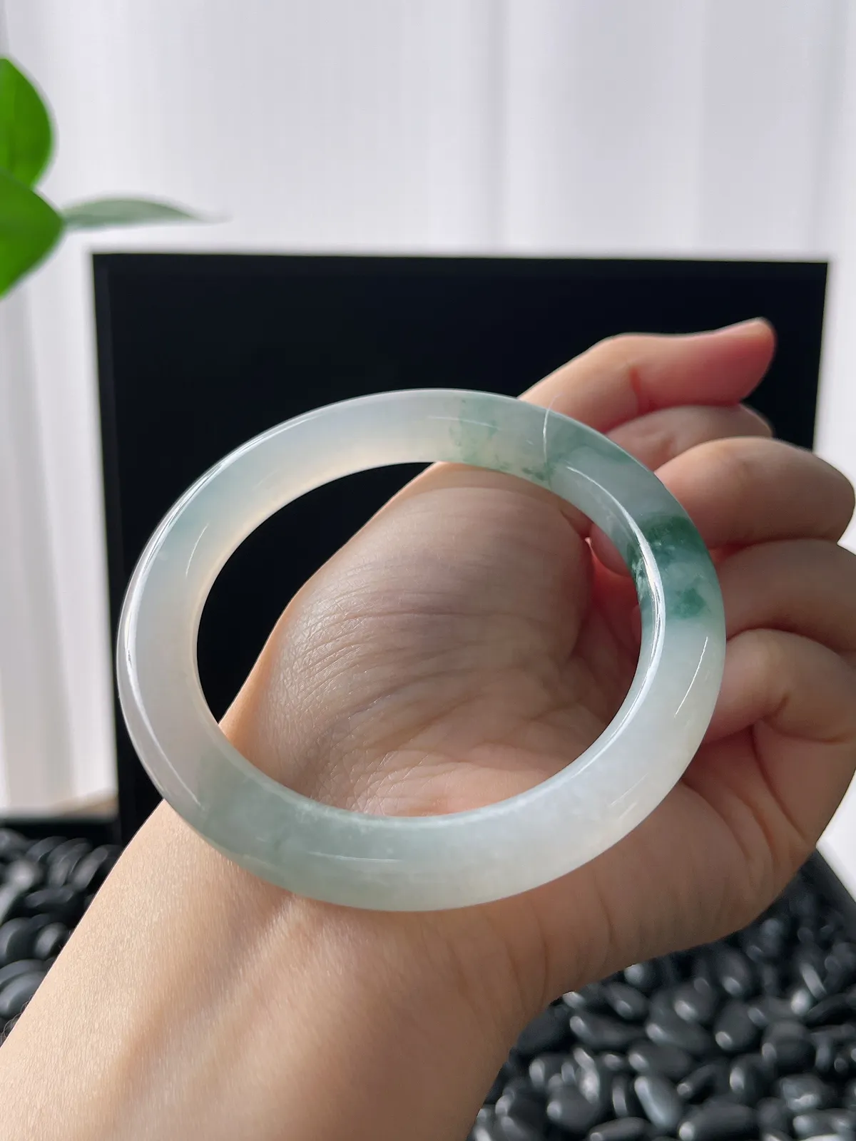 圆镯55.8圈口，翡翠冰糯种飘花手镯