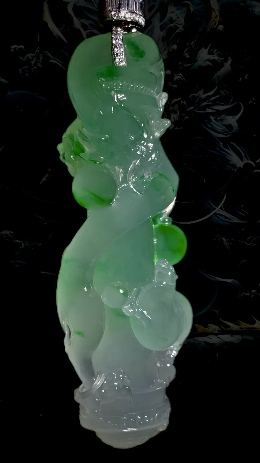 【龙马精神·盛世龙腾·神龙护主】，
老蒋玉雕艺术作品。
飘绿翡翠雕琢盘龙柱， 冰润质地如春水漾波，翠色似枝头新绿晕染。龙身盘绕，于莹润间藏威严。 是自然馈赠的灵秀，也是匠人凝萃的匠心，佩于身，纳祥瑞，藏东方雅韵。
作品裸石87-33.5-20.5mm，18K金，南非钻，