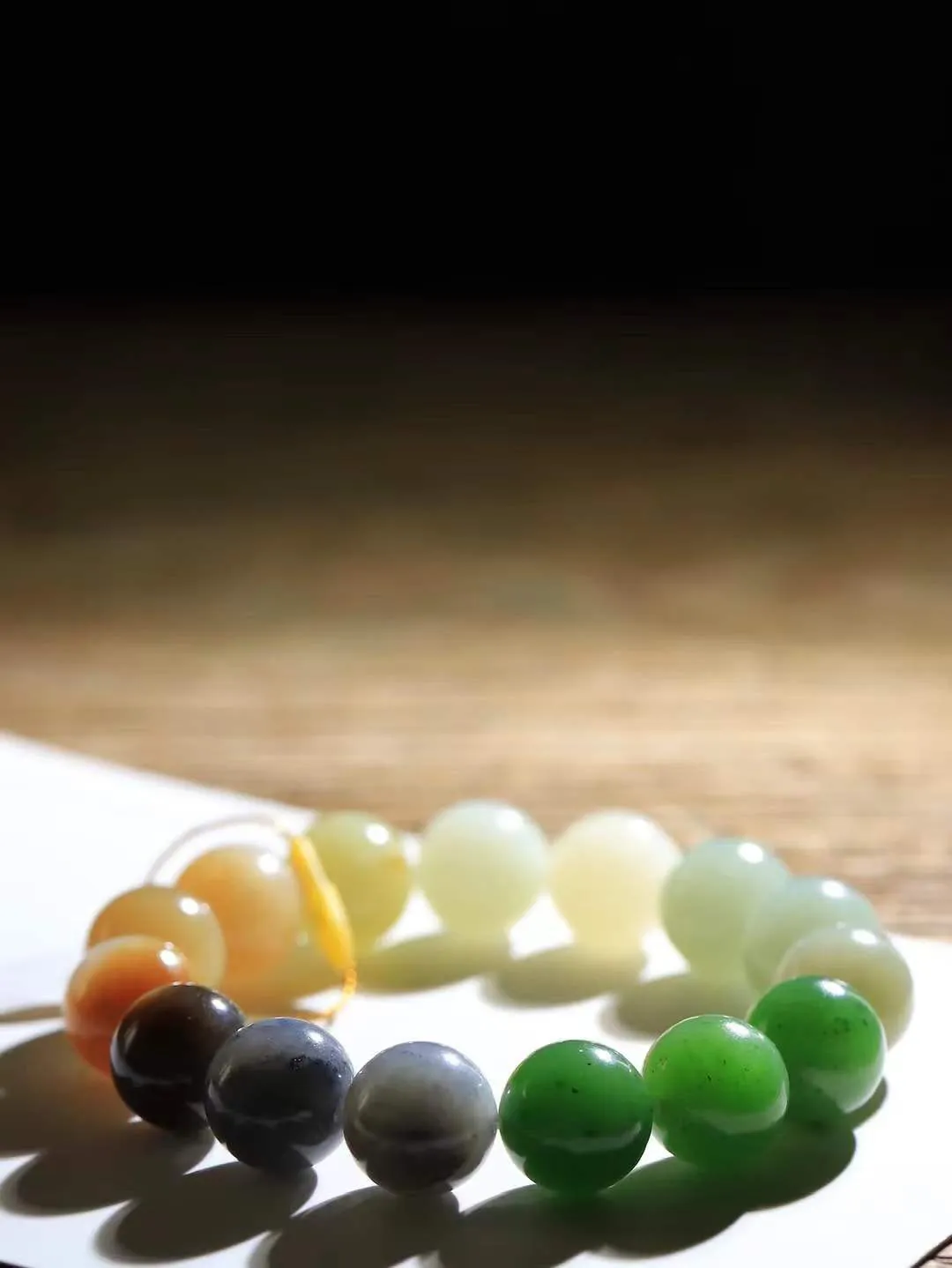 【多宝手串】

精选和田玉多宝手串，每一颗玉石都凝聚自然的灵气与岁月的沉淀，寓意福禄寿喜，守护您的平安与幸福。佩戴它，感受千年玉文化的温润与优雅。重65.4克  尺寸取一14.3mm  561102639A