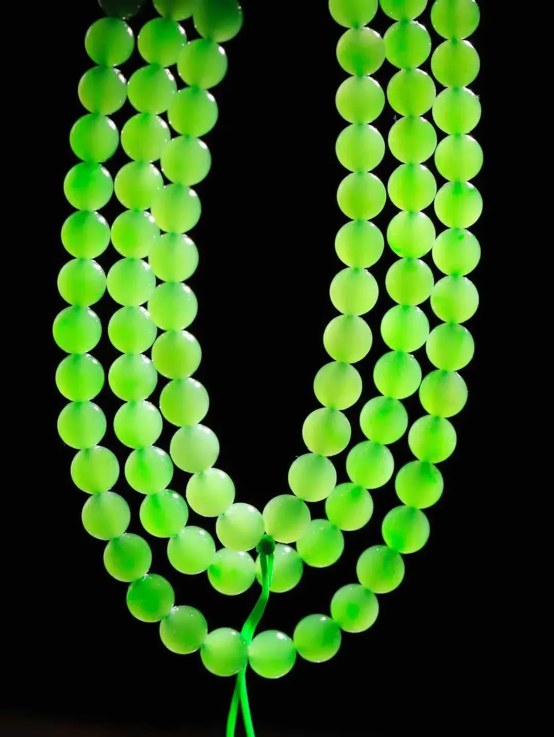 【链.108】

货头精选  和田玉碧玉圆珠108挂链 玉质温润细腻 油性十足 佩戴舒适。珠珠落玉盘，间关莺语花底滑，一生美好时光，无论身在何处，都有它相伴相守。事事顺遂，幸福美满，吉祥如意。重83克 尺寸取一7.8mm FDA-781172093