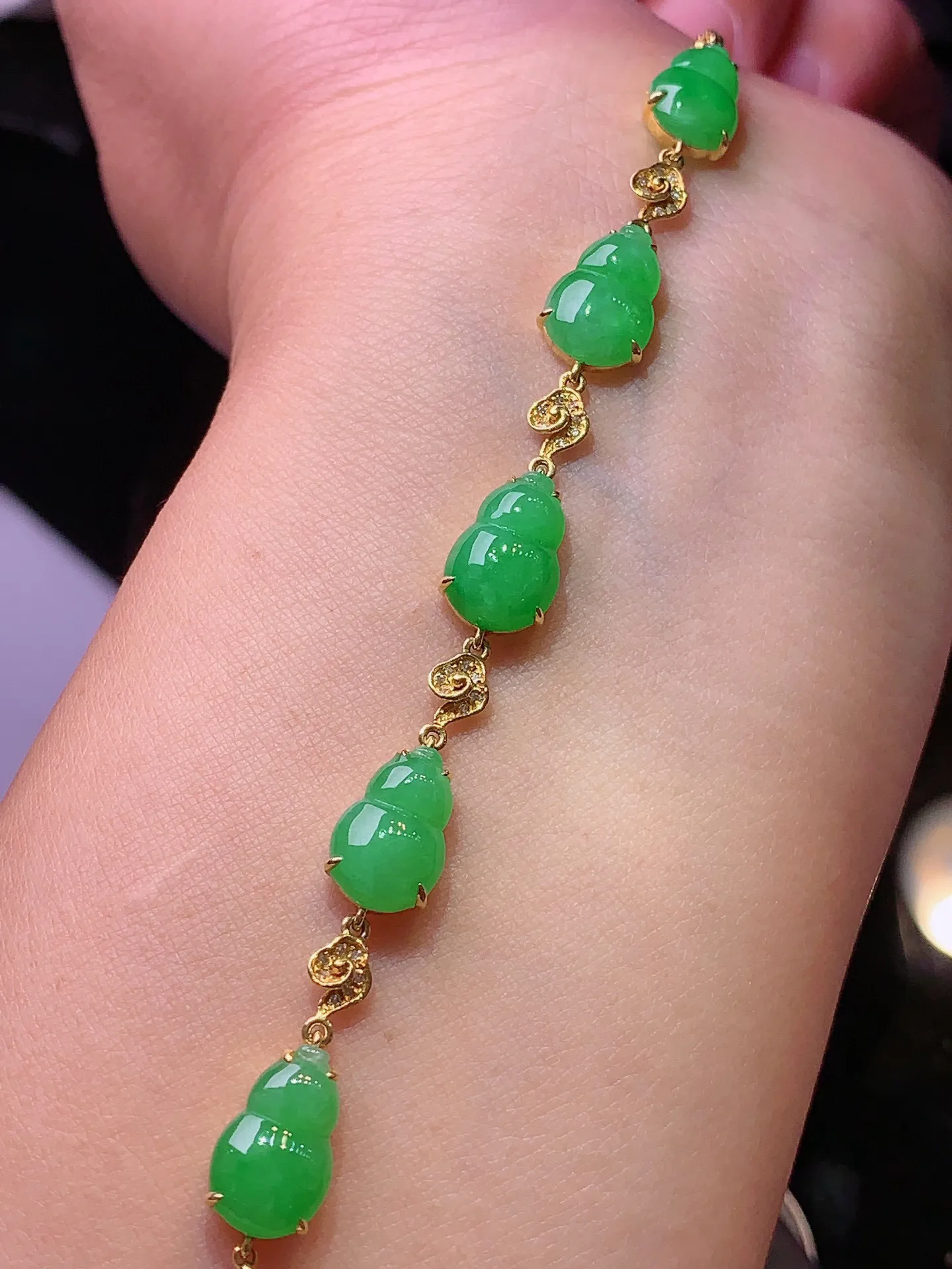18k金钻镶嵌满绿葫芦手链 玉质细腻 色泽艳丽清新 整体尺寸90.8*7.3*5.2